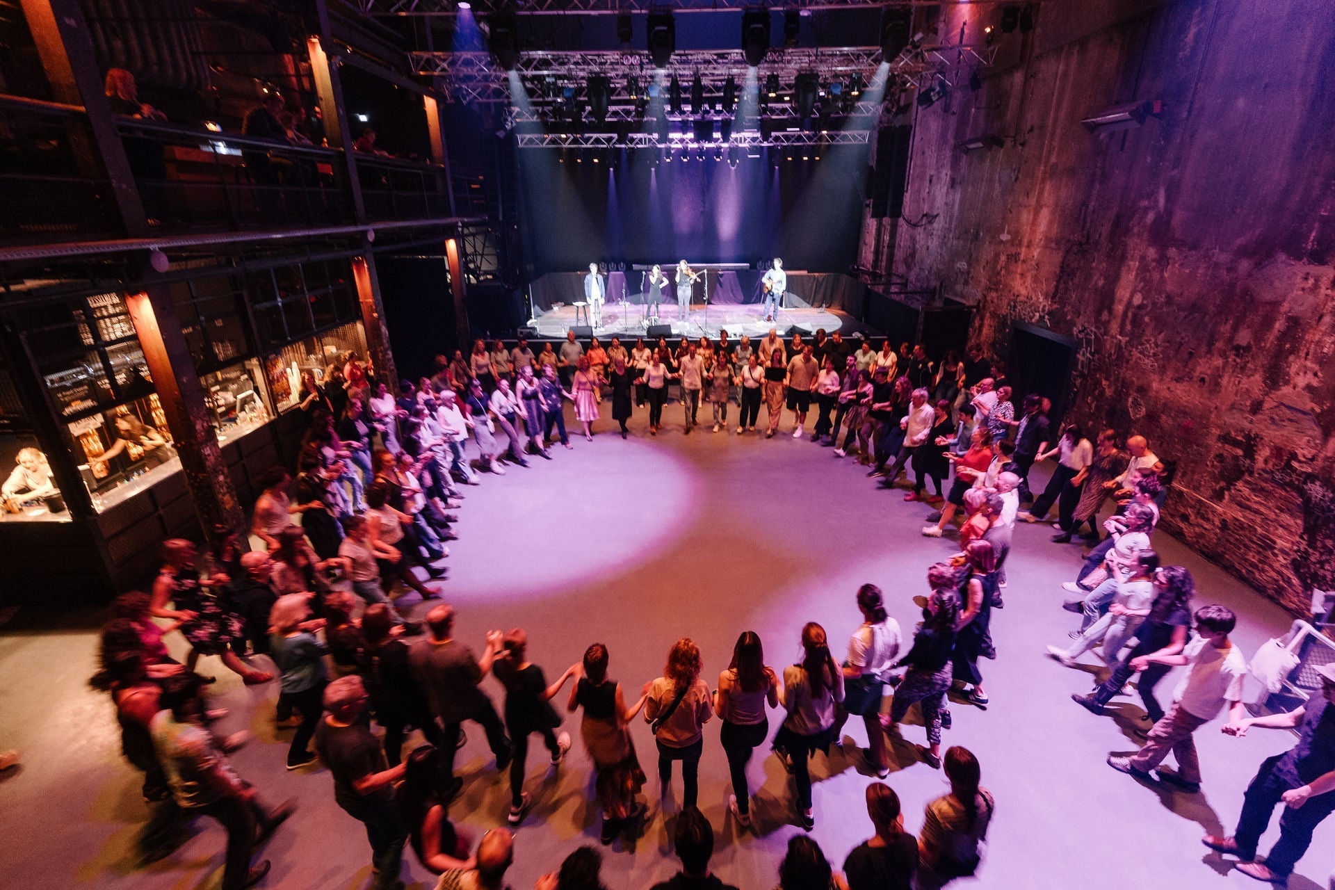 Was ist ein Ceilidh? Geschichte und Tradition des schottischen Tanzfests