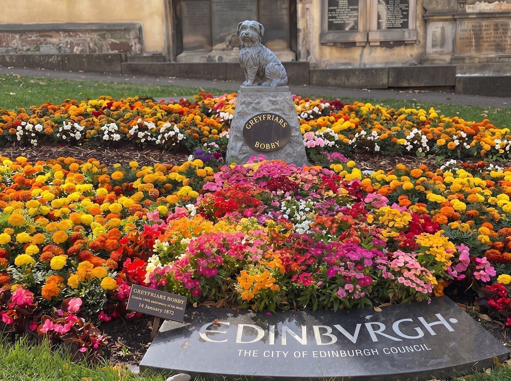 Grayfriars Bobby Edinburgh mit Blumen