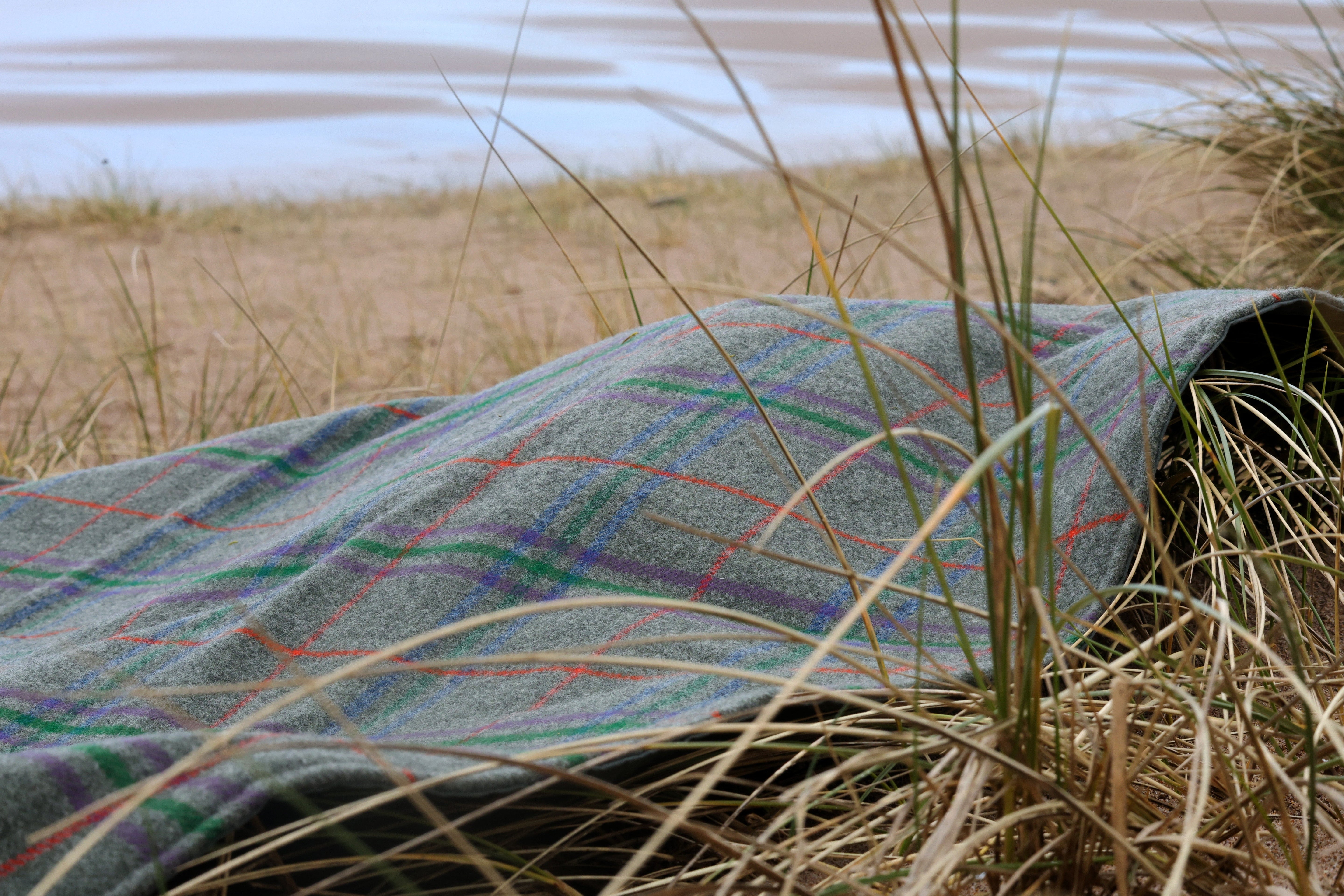 Schottische Picknickdecken am Strand in Schottland