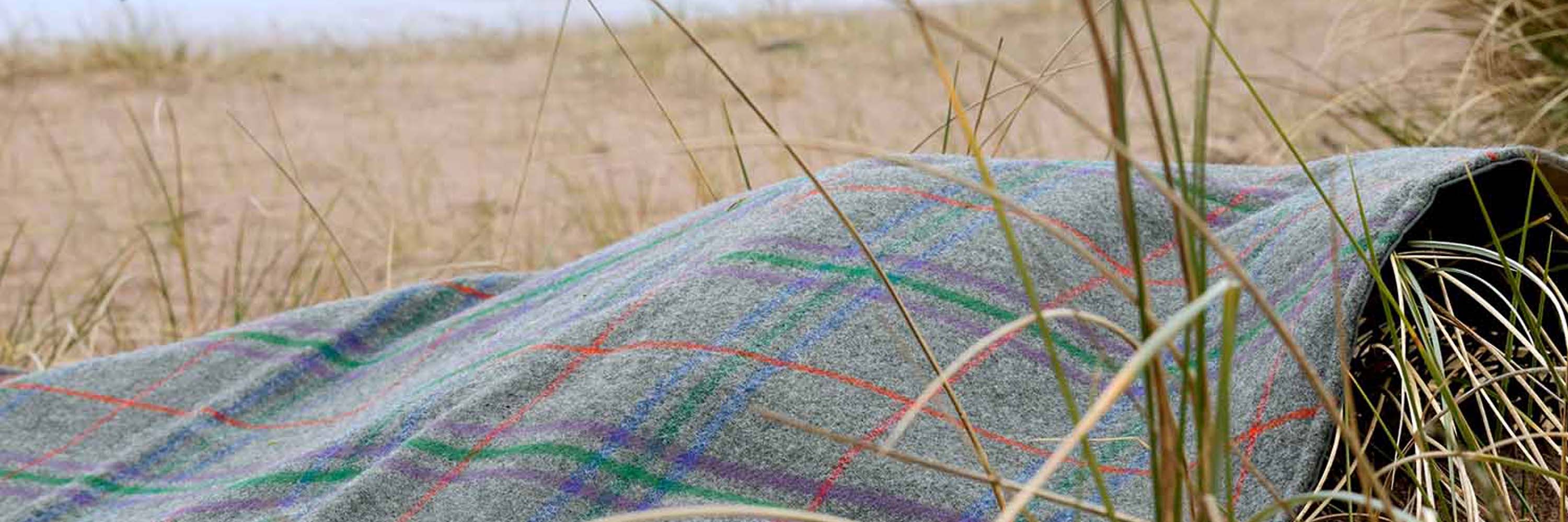 Schottische Picknickdecken aus Lammwolle, Shetland und Tweed am Strand in Schottland