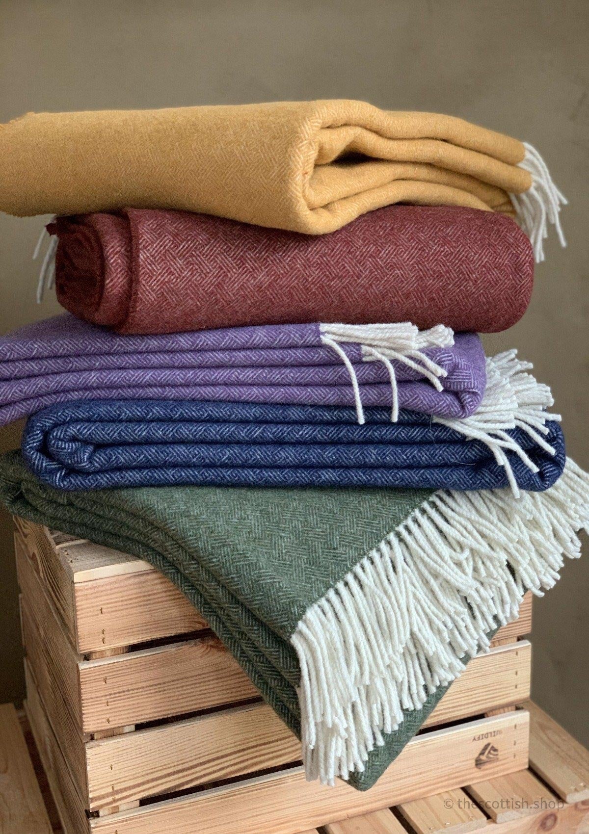 Schottische Kuscheldecke aus 100% Lammwolle von Kuuhi Scotland im Rautenmuster