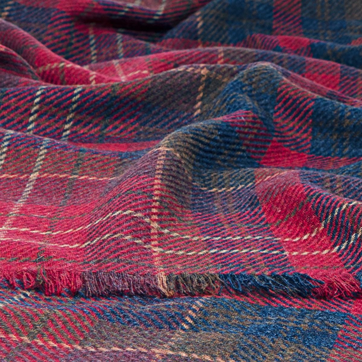 Lochcarron Wolle Kaschmir Stola Caledonia Ruby — Nahaufnahme des Gewebes mit feinen Fransen