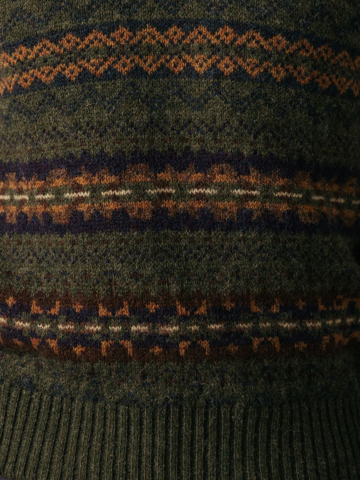 Eribé Brodie Pullover Woodland — Nahaufnahme Fair-Isle-Muster und Rippbündchen
