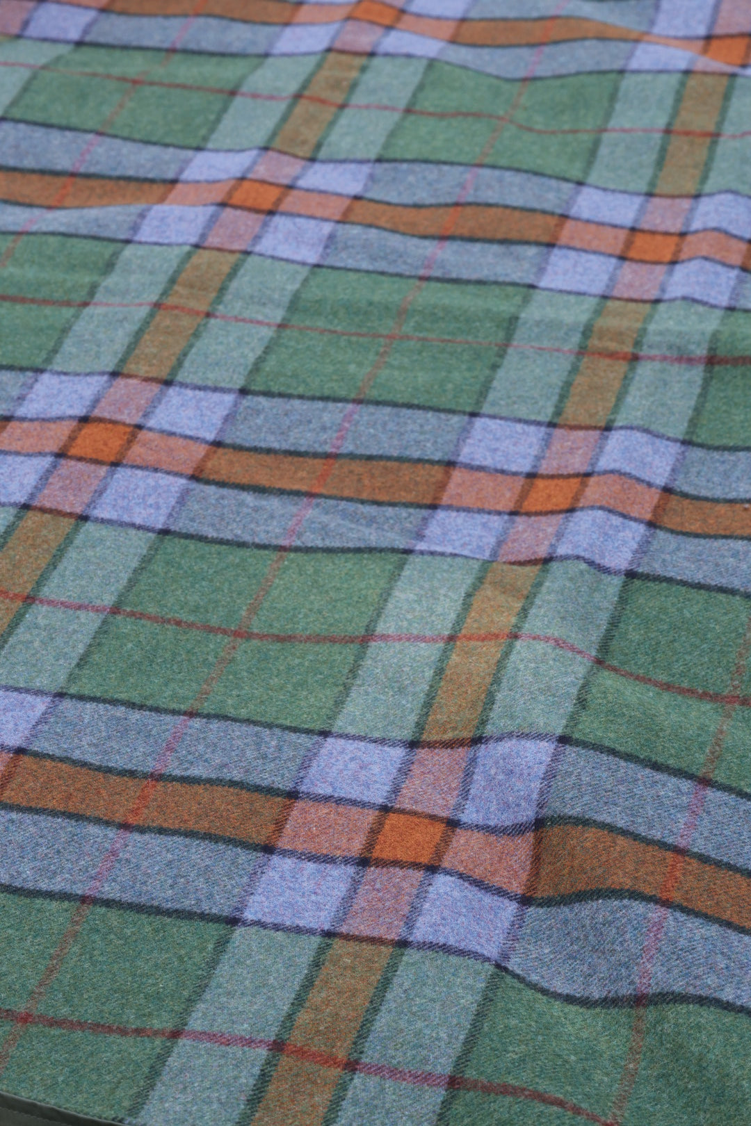Draufsicht Picknickdecke Ben Oss Tartan — modernes grünes Blockmuster mit Orange und Rot, Kuuhi Scotland