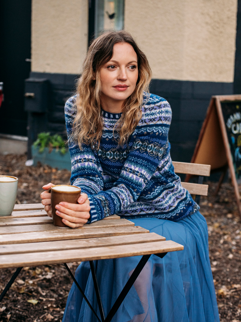 Eribé Damen Kinross Fair Isle Pullover Sapphire — getragen, reguläre Passform