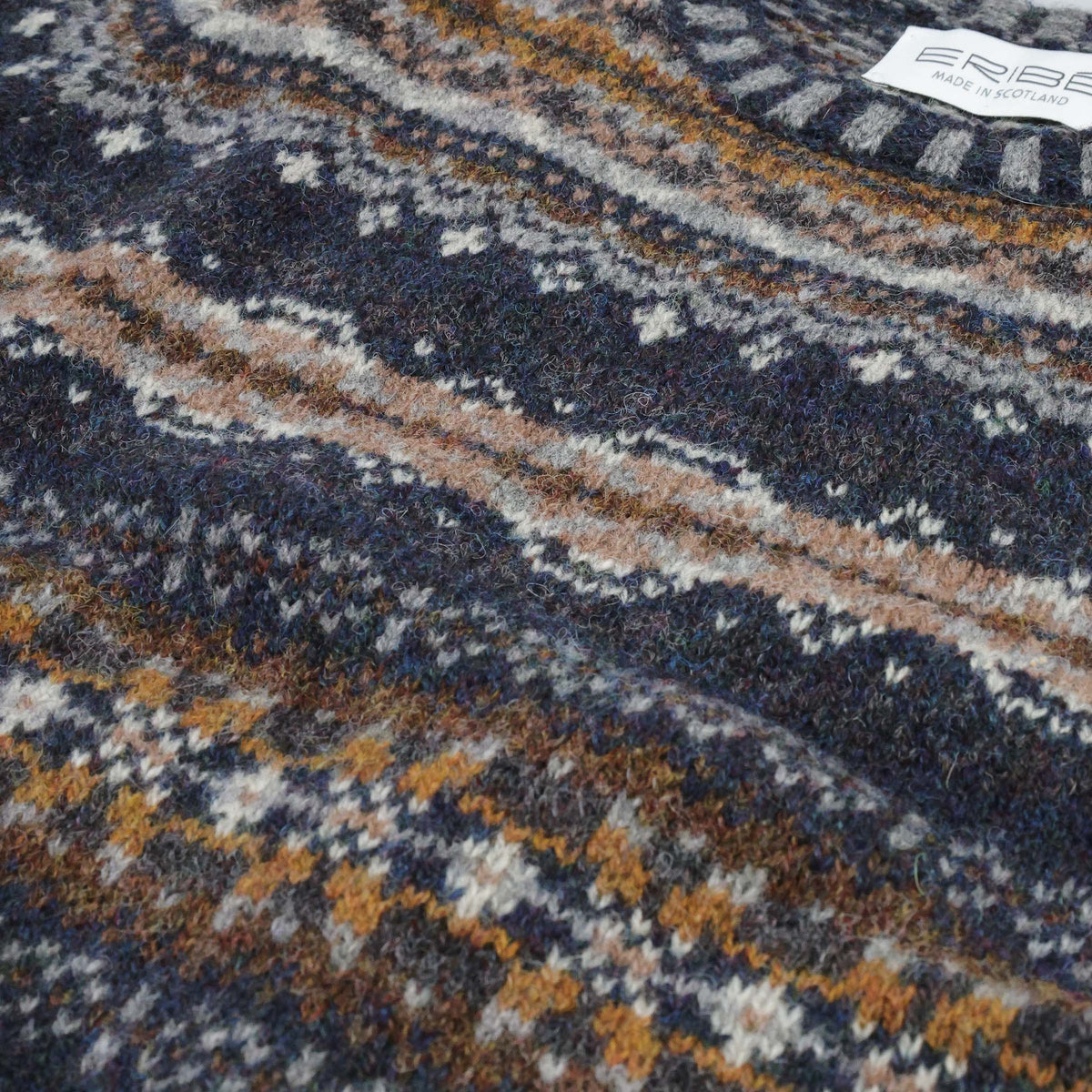 Eribé Damen Westray Pullover Caithness — Nahaufnahme Fair-Isle-Muster in Blau und Grau, 100% Shetlandwolle