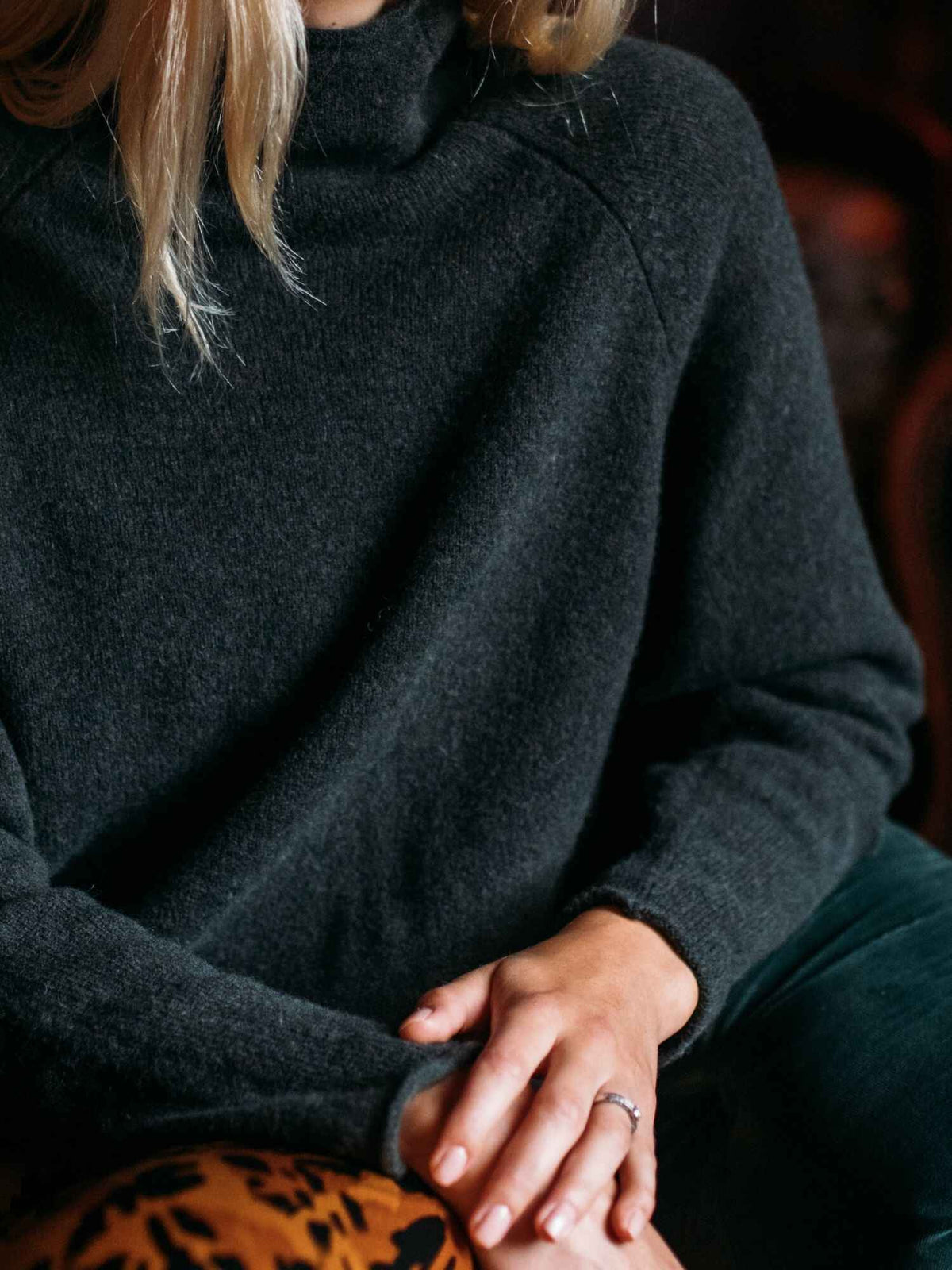Eribé Corry Raglan Pullover Seaweed — Nahaufnahme Strickstruktur und Kragen