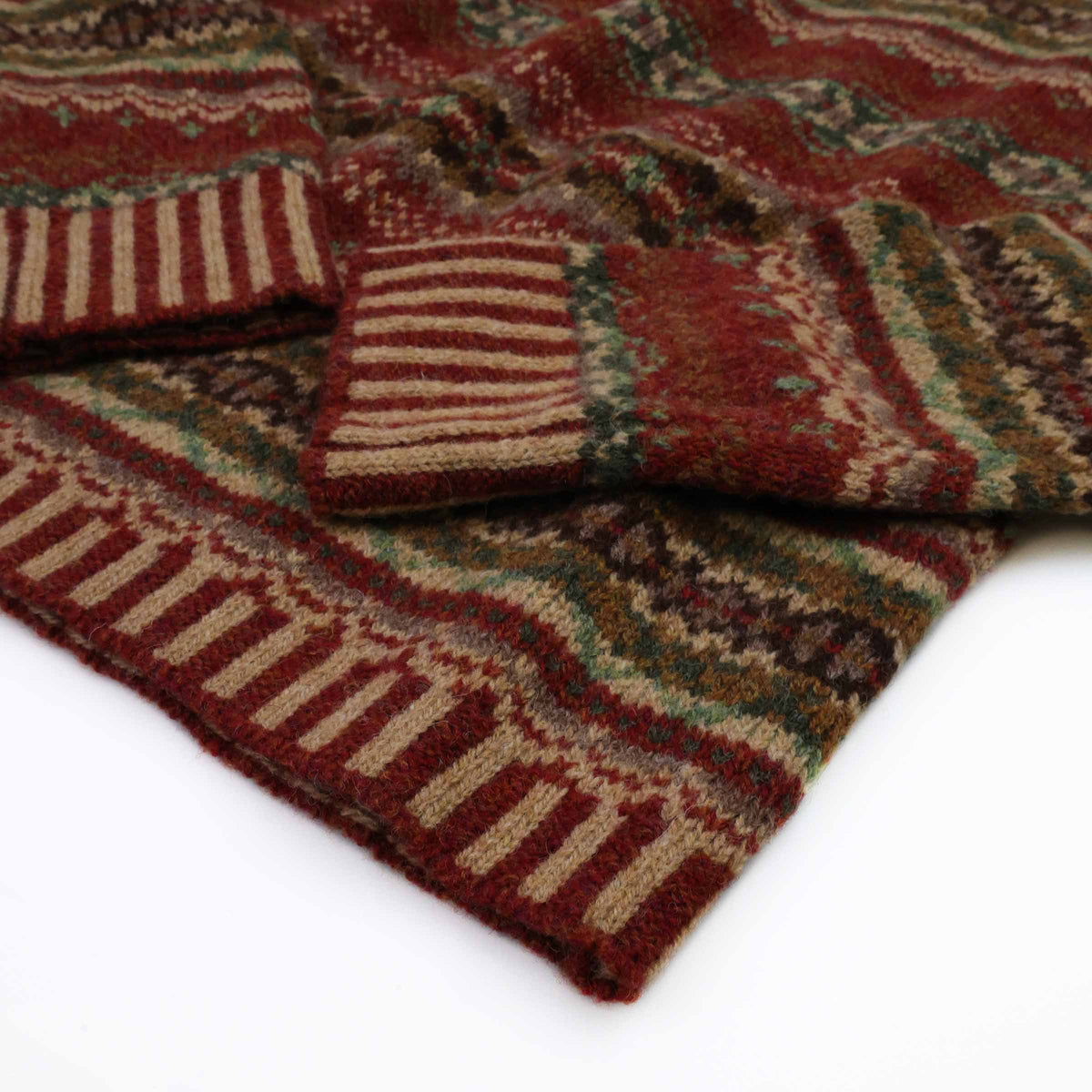 Eribé Damen Westray Pullover Ferris — Detailansicht gestreifter Rippensaum an der Taille, Fair-Isle-Muster in Rostrot, Oliv und Braun