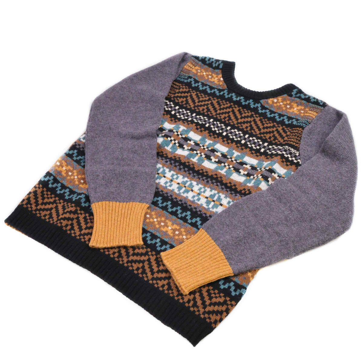 Eribé Damen Stobo Graffiti Pullover Birlie — flach gelegt, Fair-Isle-Muster in Schwarz, Rost, Senf, Petrol und Creme, Ärmel in Flieder-Lila, senfgelbe Bündchen, Merino-Lammwolle