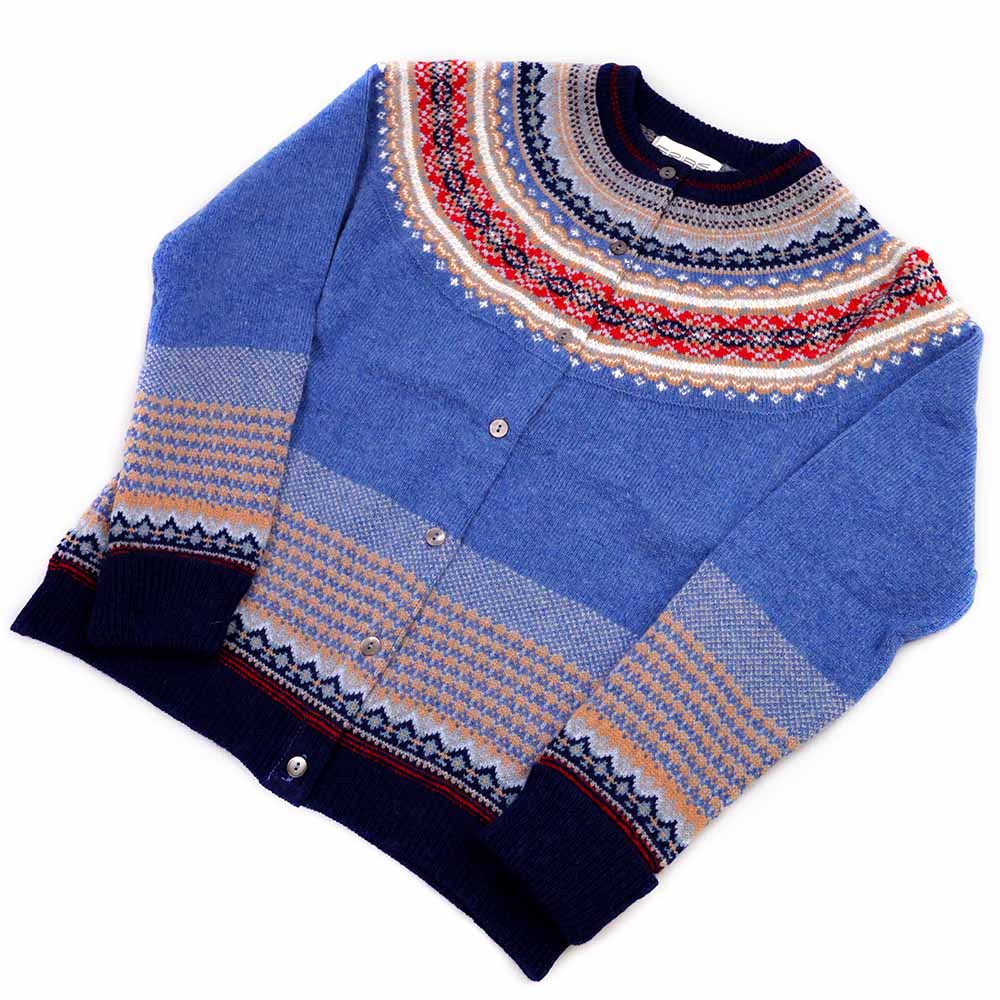 Eribé Damen Alpine Strickjacke Blue Morning — Fairisle-Jochmuster in hellem Blau-Grau, Slim-Fit, Perlmuttknöpfe, 96% Merino & Alpaka, Made in Scotland