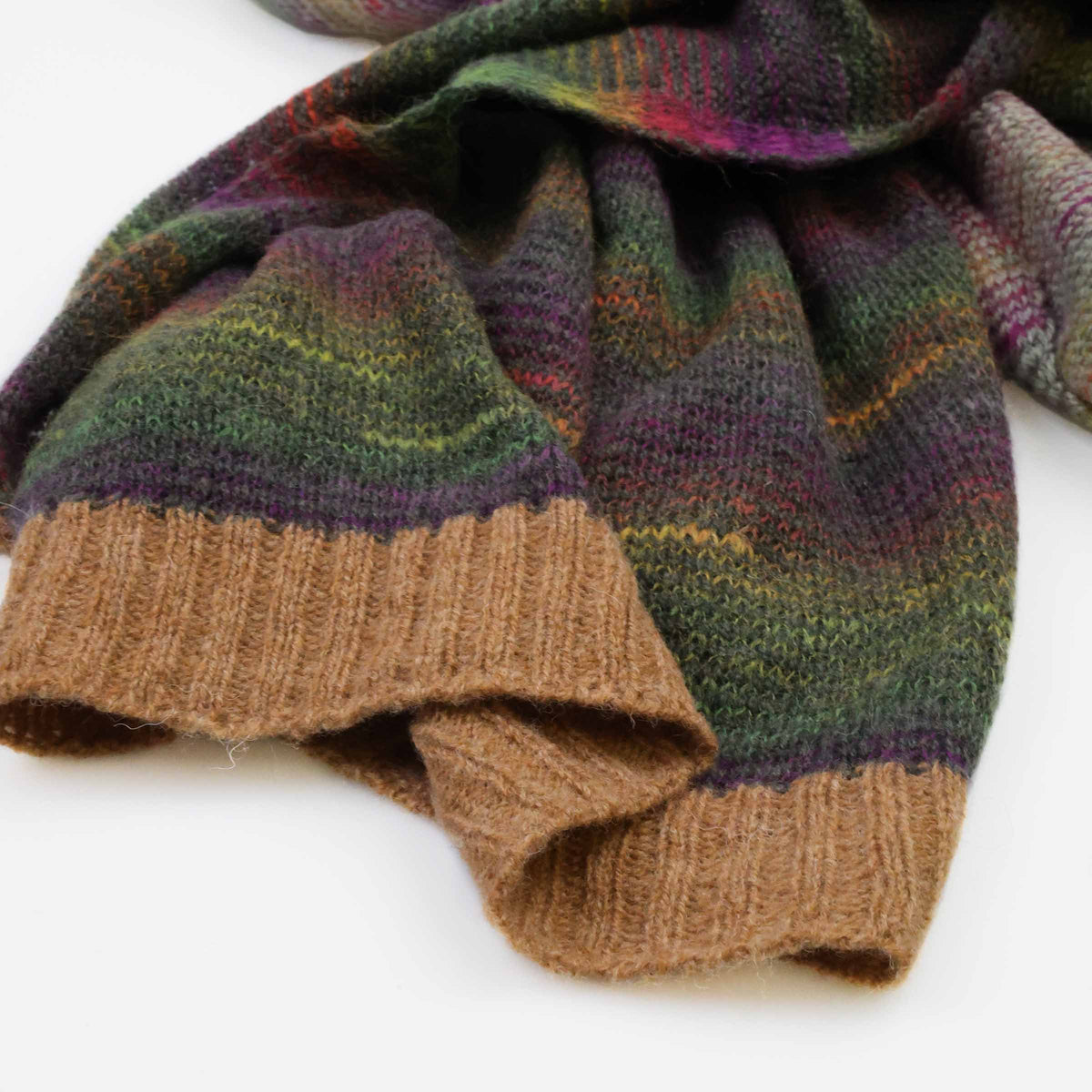 Eribé Treeline Wrap Stola Braemar — Detailansicht Braun und Grün Farbtöne