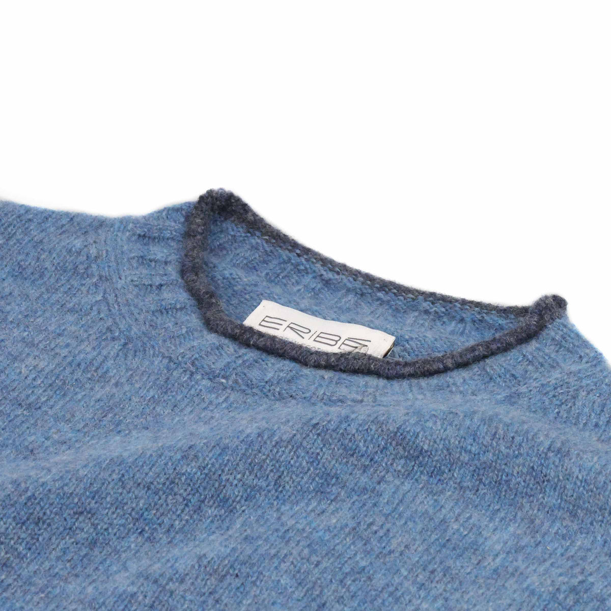 Eribé Damen Tweed Nep Pullover Delphinium — Detailansicht Rollkragen und Kontrastsaum