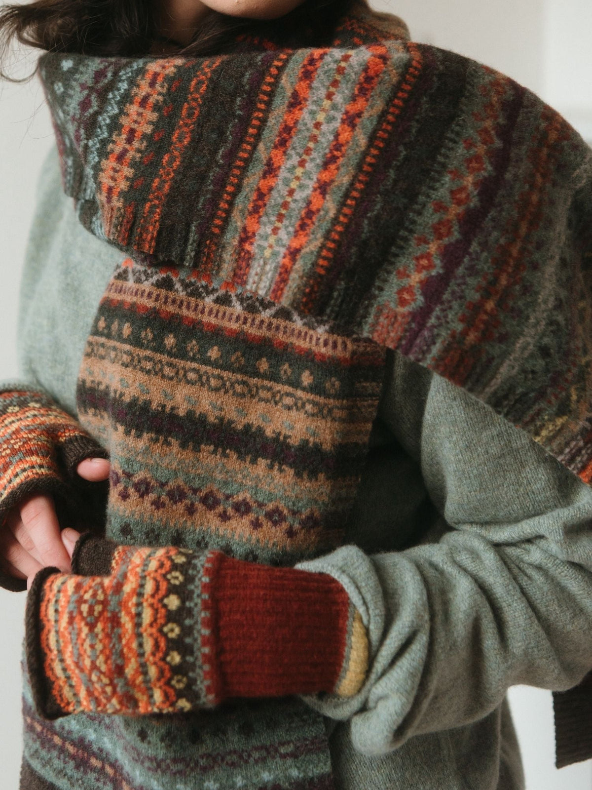 Eribé Fairisle Schal Braemar-Oakley — Rost, Orange & Oliv, 100% Merino-Lammwolle — Detailansicht Fairisle-Muster