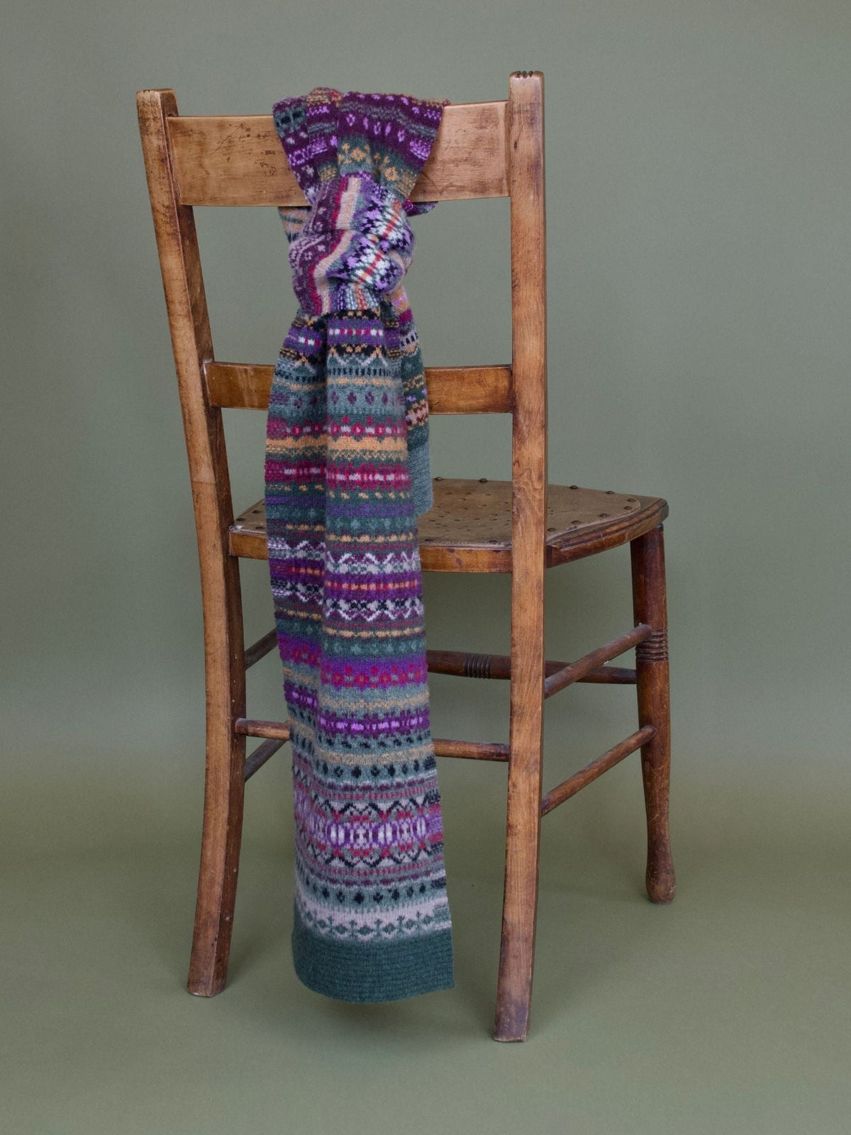 Eribé Fairisle Schal Tyrian-Thistle — Purpur, Violett & Petrol, 100% Merino-Lammwolle