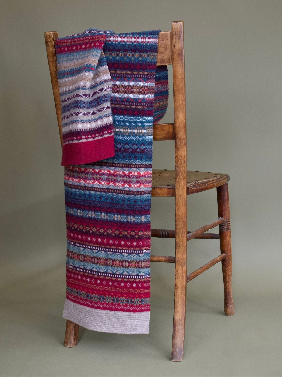 Eribé Fairisle Schal Velvet — Himbeerrot, Marine & Creme, 100% Merino-Lammwolle