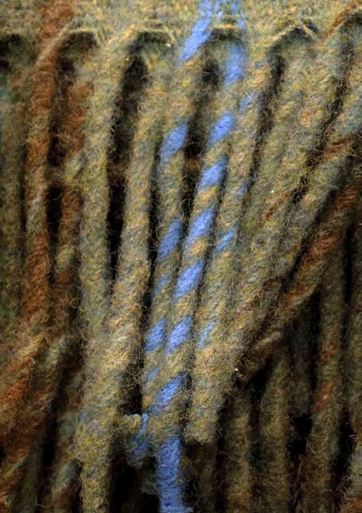 Faserdetail der Melrose Abbey Tartan Wolldecke — 100 % Lammwolle, weich und hautfreundlich, handgewebt in Schottland