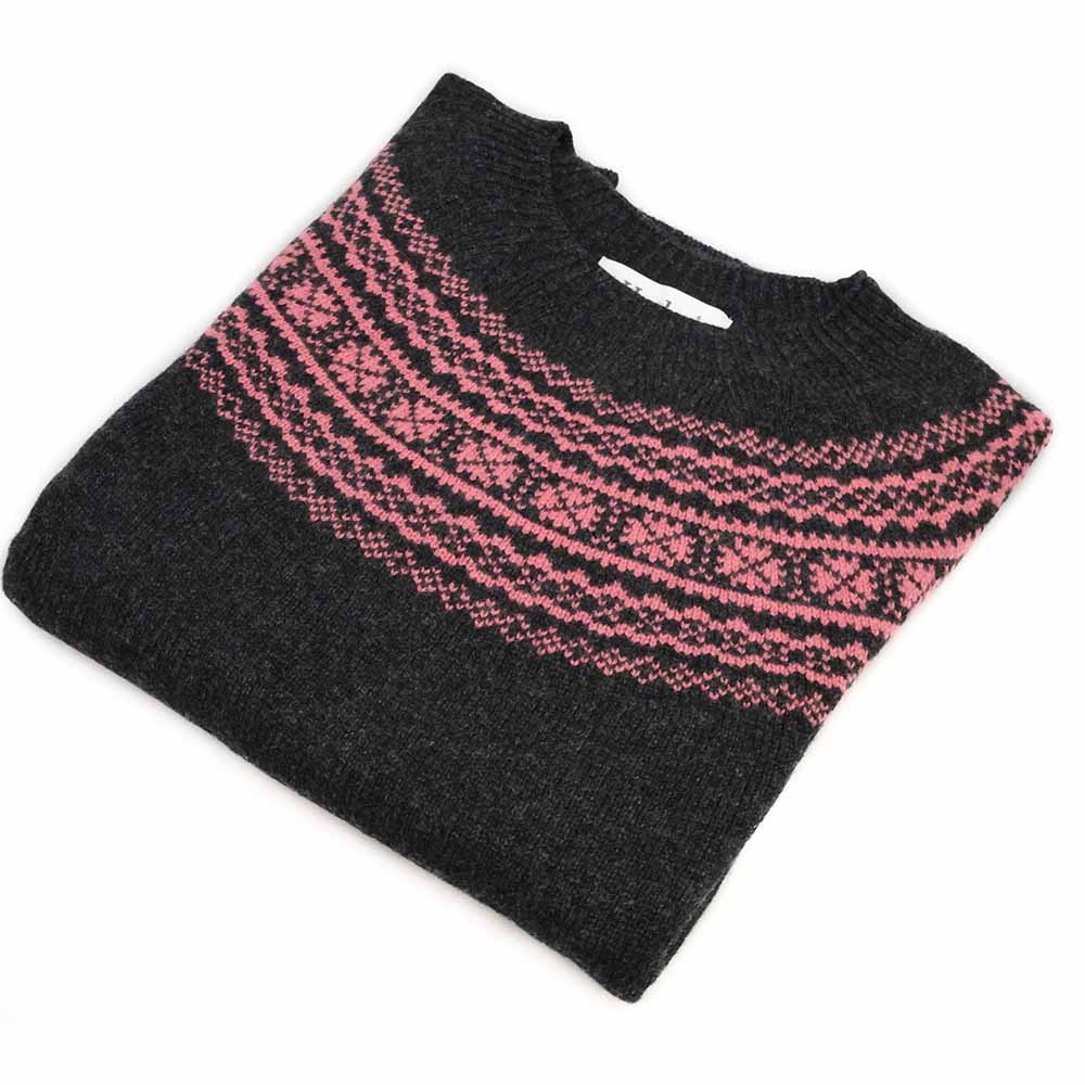 Harley-Scotland-Damen-Fairisle-Pullover-Charcoal-Rosa-gefalten