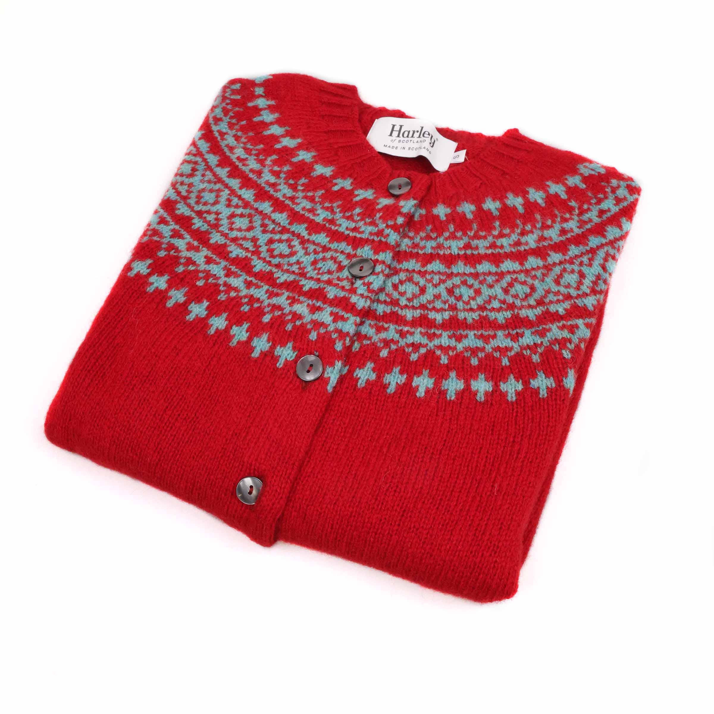 Harley of Scotland Fairisle Strickjacke Cardinal Rot — gefaltet, sattes Vogelbeeren-Rot mit Hummingbird-Muster