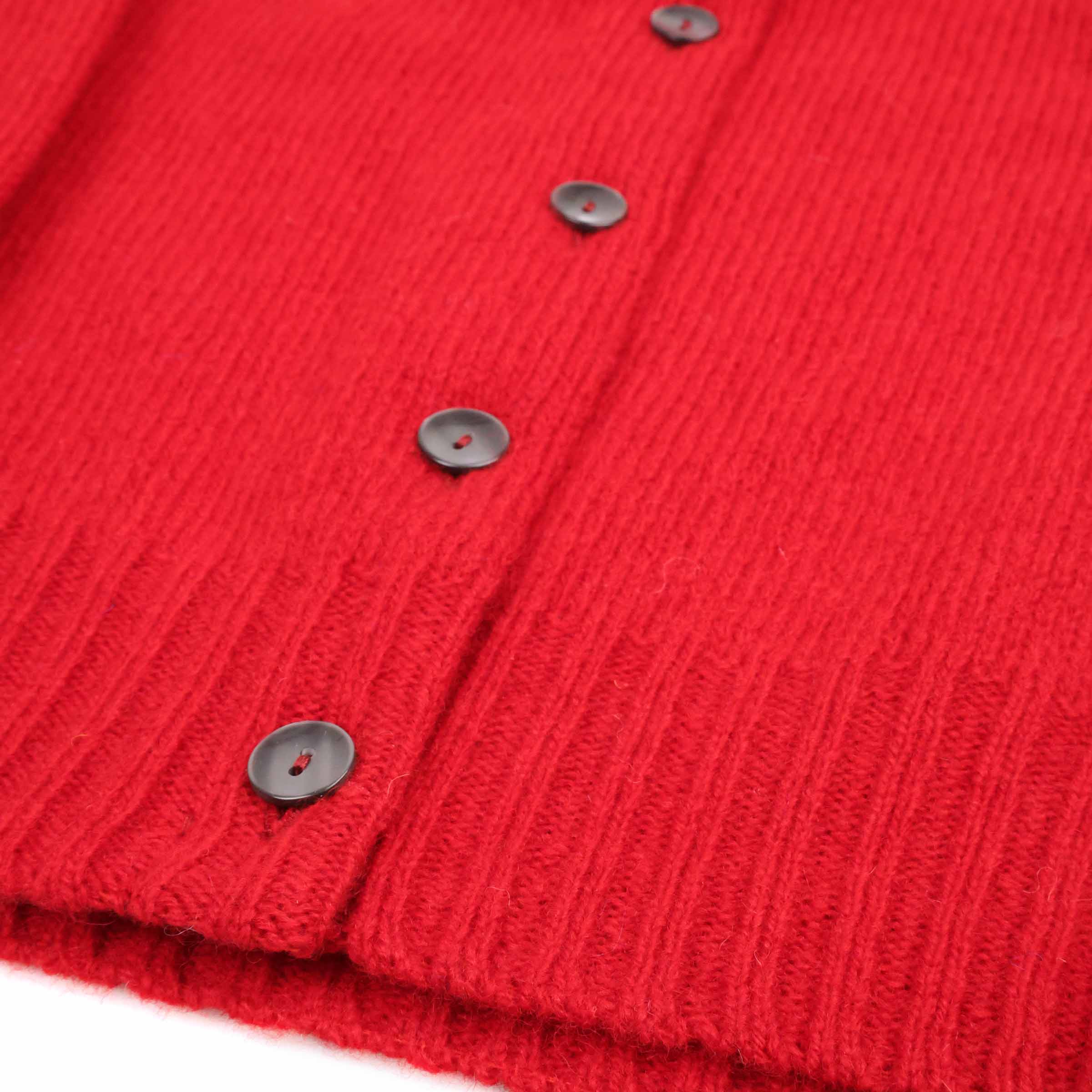 Harley of Scotland Fairisle Strickjacke Cardinal Rot — Knopfleiste im Detail, 2-faedig gestrickt in Peterhead