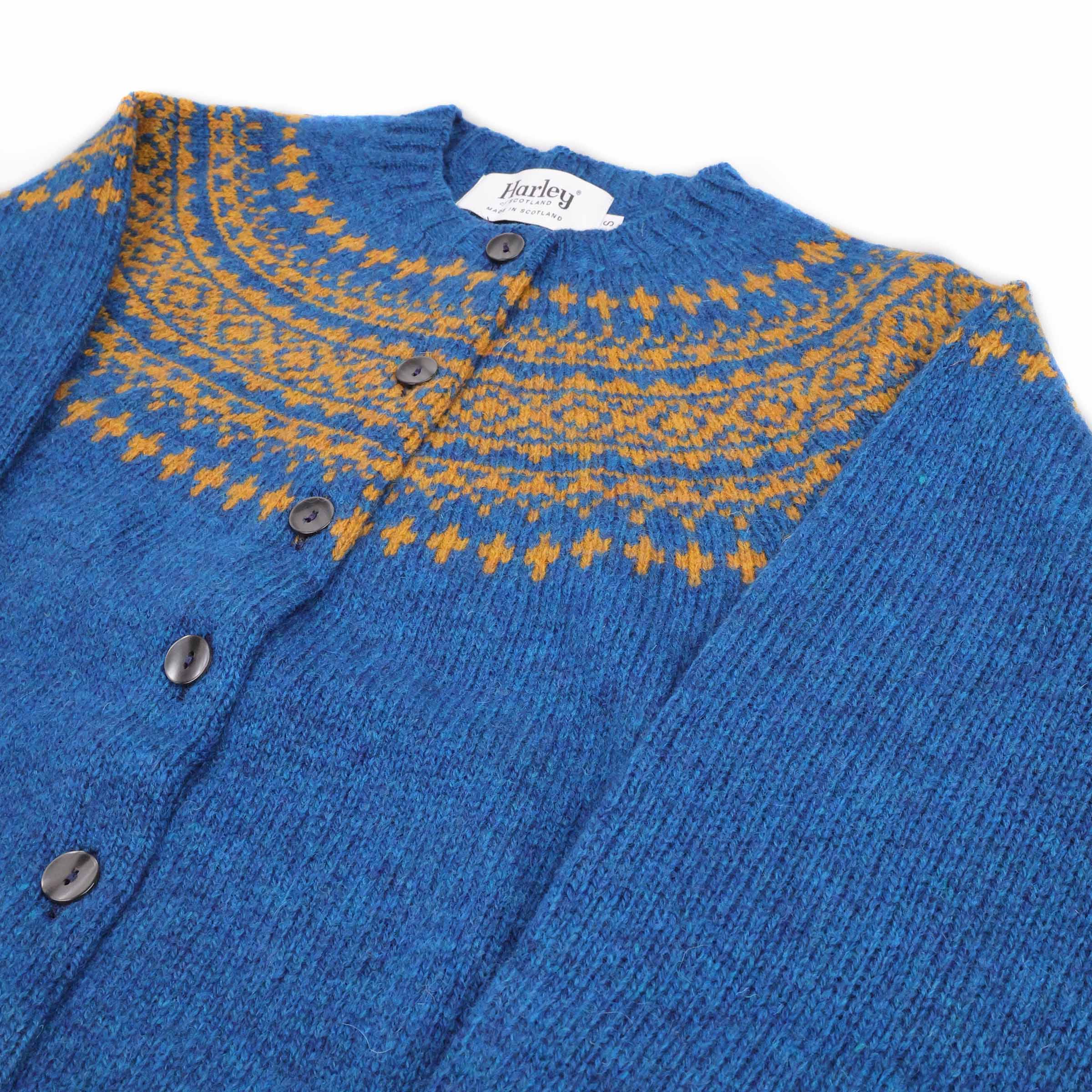 Harley of Scotland Fairisle Strickjacke Neptune Blau — Kragen und Knopfleiste mit Fairisle-Rundpasse in Gold Dust