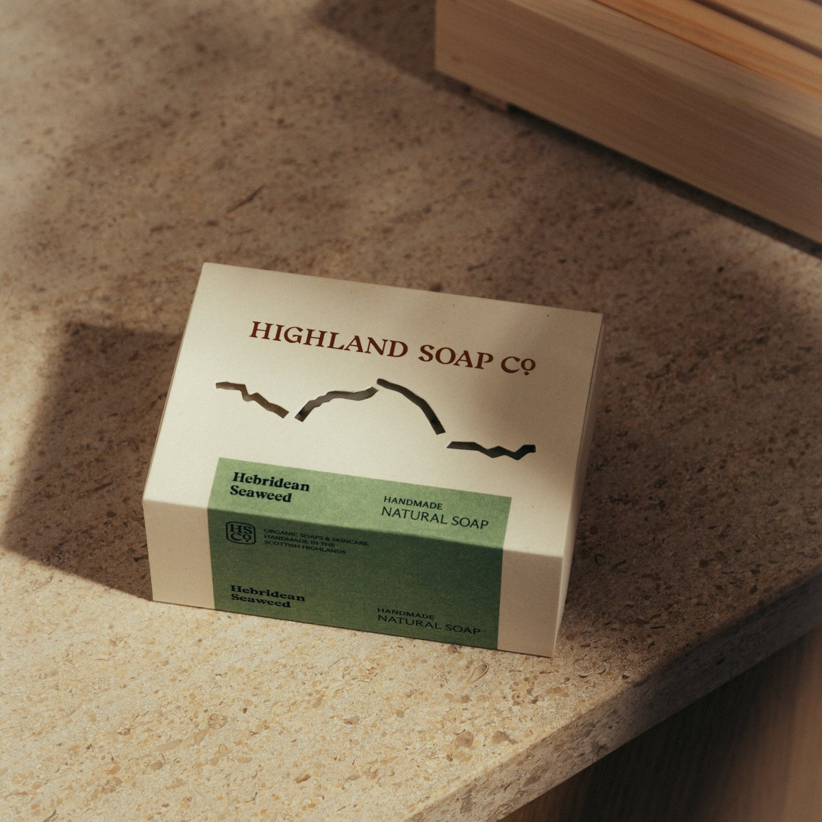 The Highland Soap Company Handgemachte Seife Hebridean Seaweed 190g — in der Verpackungsbox, handgefertigt in den schottischen Highlands