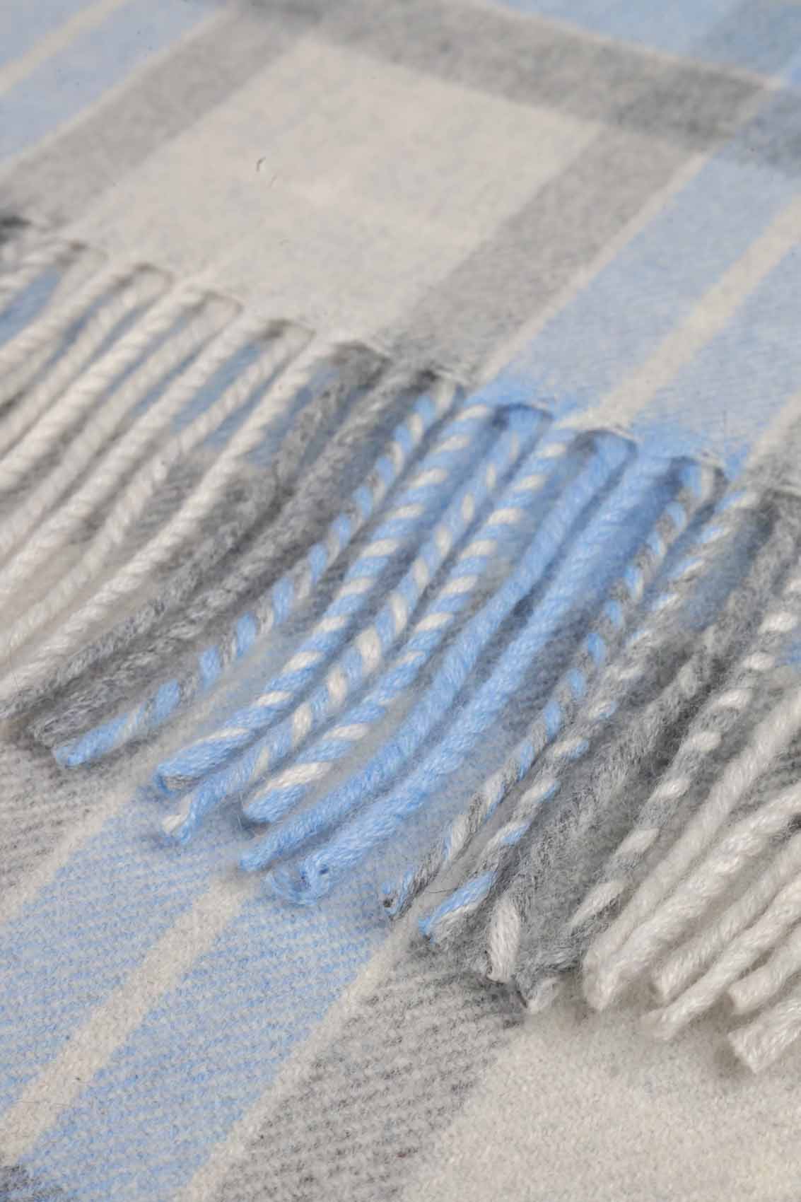 Kuuhi Kaschmirschal Quiraing Blau Weiss Grau Tartan