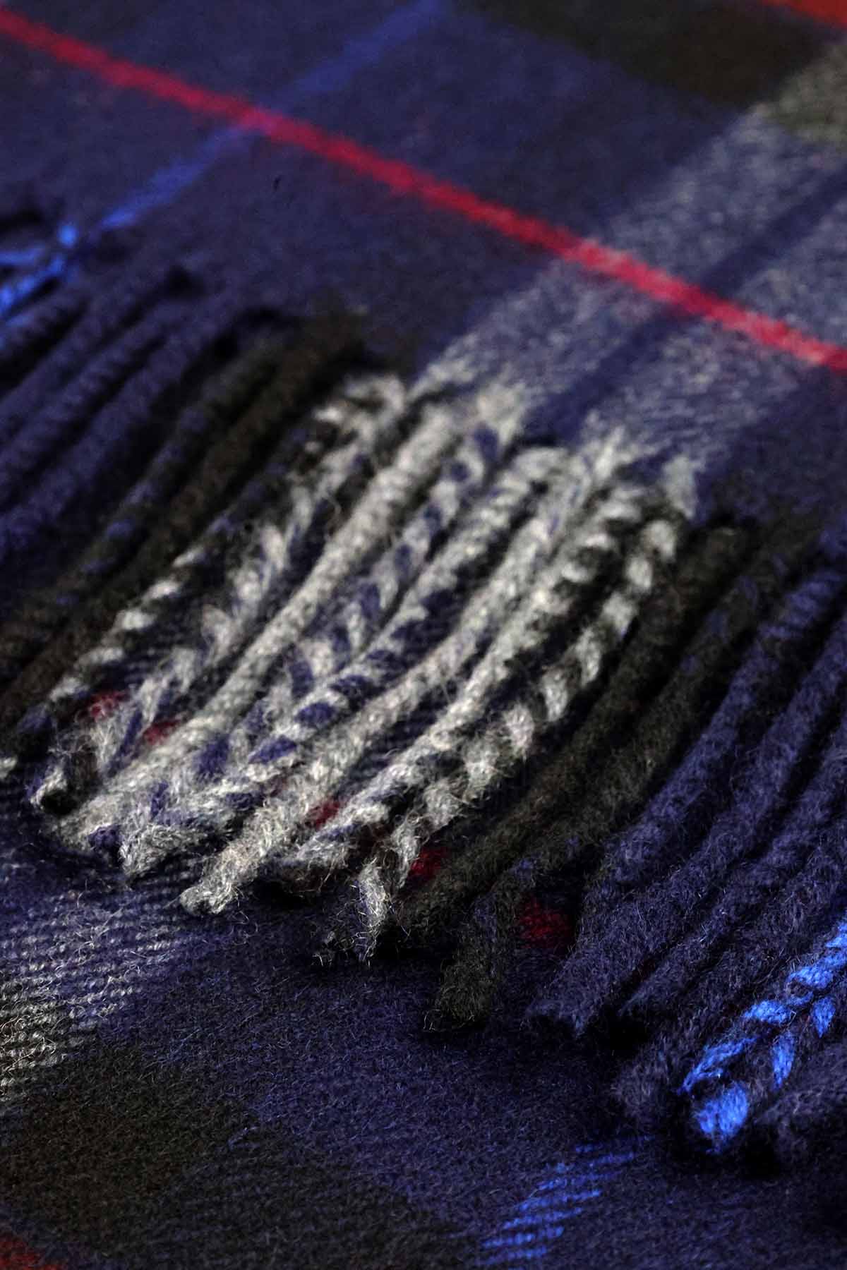 Kuuhi Kaschmirschal Sligachan Blau-Rot-Tartan — Nahaufnahme