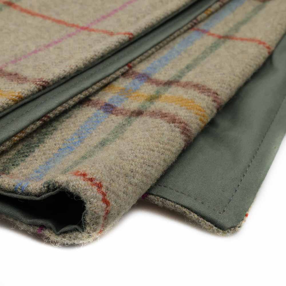 Kuuhi Tartan Picknickdecke Barra — Nahaufnahme Tartanmuster, Schurwolle mit wasserdichter Baumwollunterseite