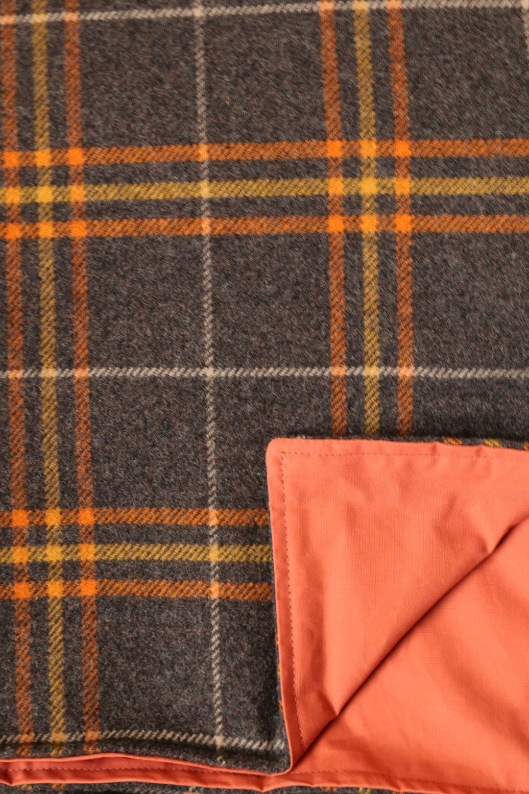 Kuuhi Picknickdecke Dunoon Tartan im Freien — wasserdichte schottische Lammwolldecke in Grau und Orange, 170 × 150 cm