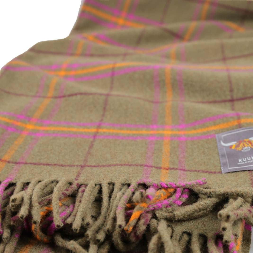 Couverture en laine d'agneau, motif tartan marron et gris avec des rayures orange et roses, vue de près