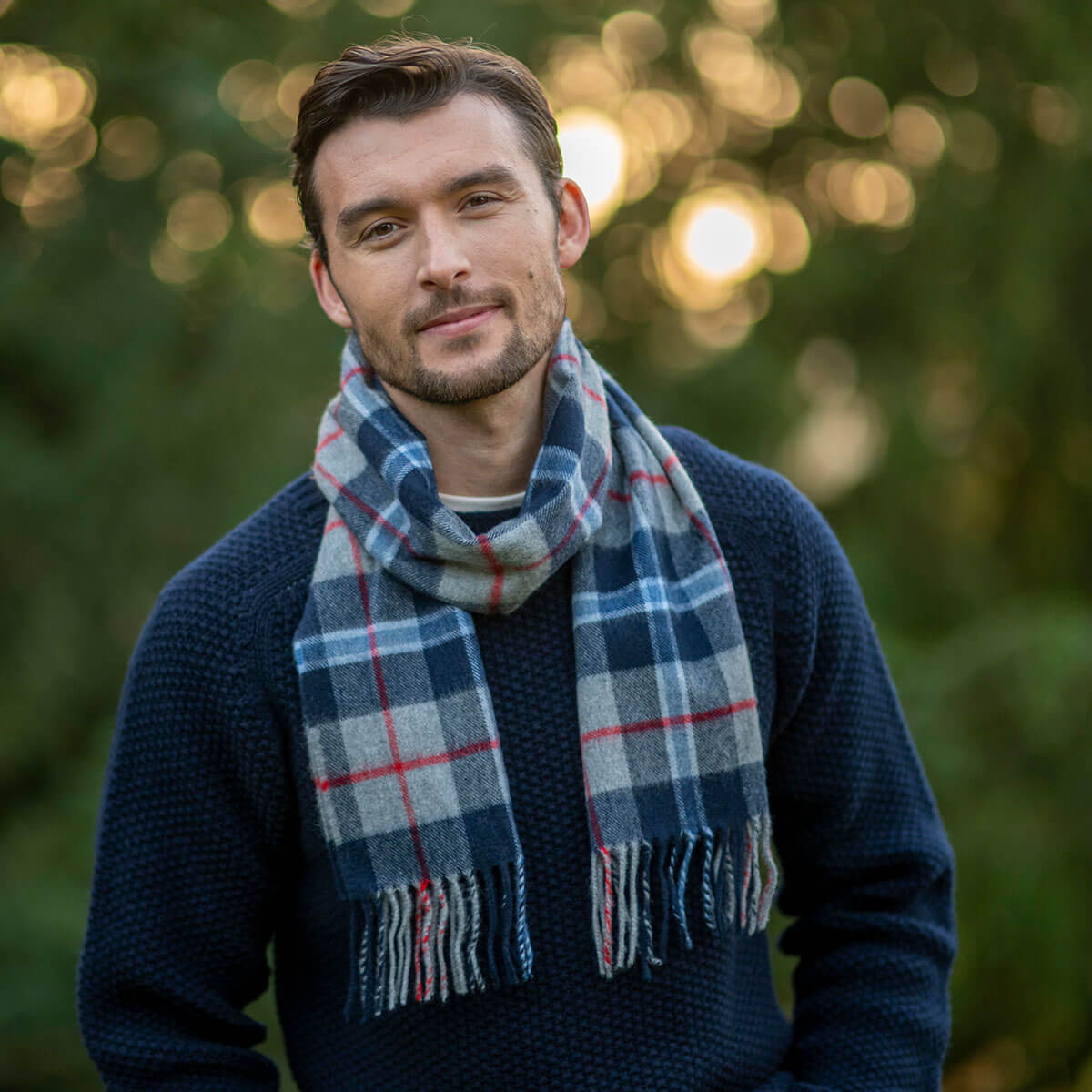 Lochcarron Kaschmirschal Douglas Navy — Detailansicht des Tartan-Musters