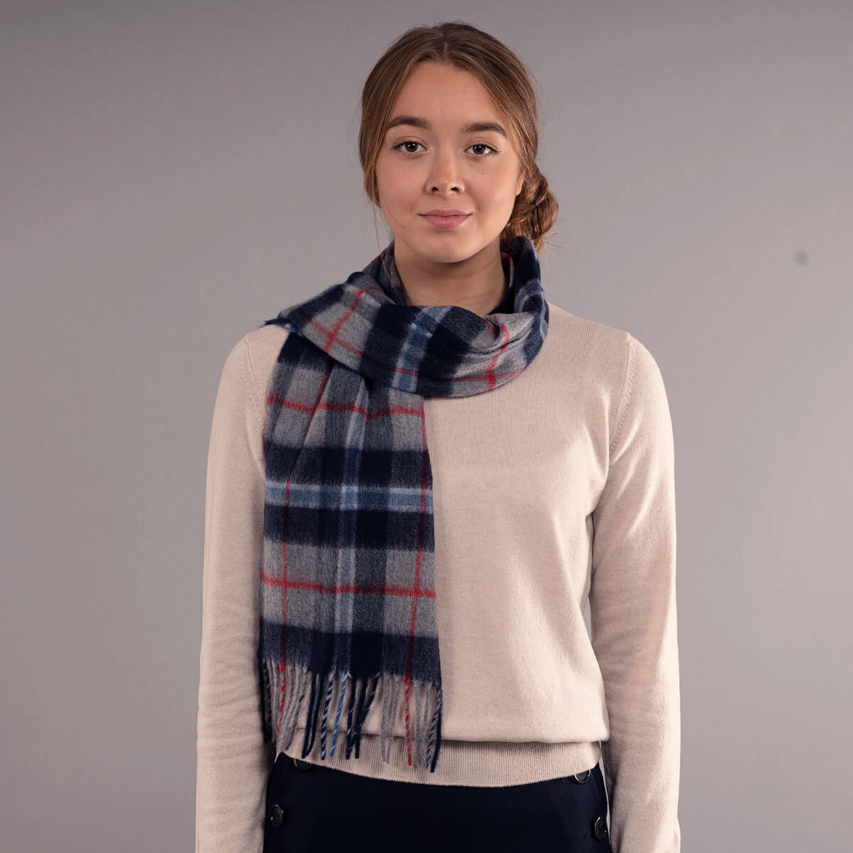 Douglas Navy Tartan Kaschmirschal von Lochcarron — Vorderansicht mit gedrehten Fransen