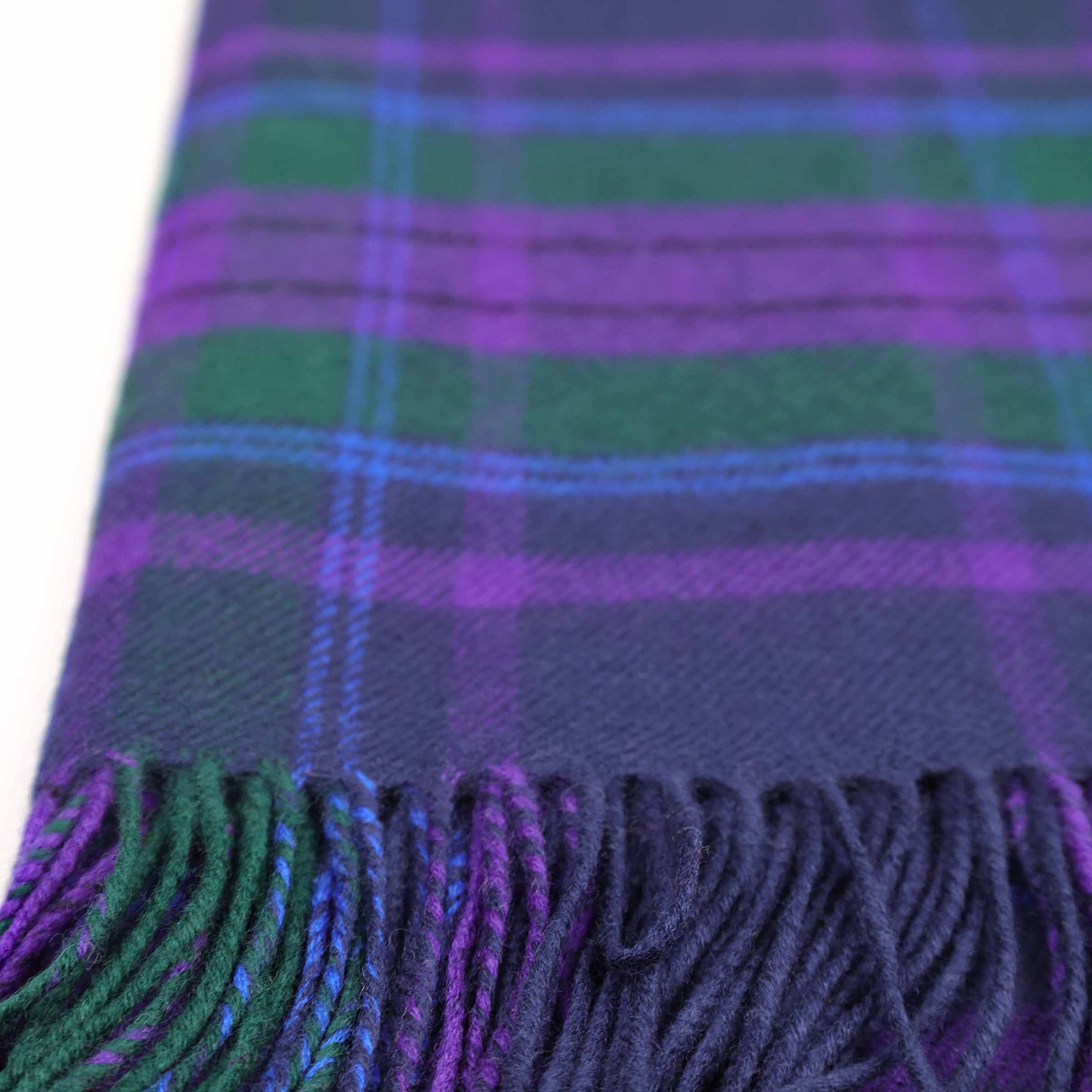 Lochcarron Wolldecke Spirit of Scotland Tartan — Nahaufnahme der Fransen in Marine, Violett und Flaschengrün, 100% Lammwolle