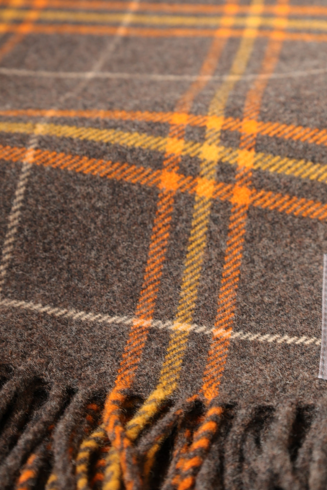 Nahaufnahme des Dunoon Tartanmusters — Grau-Orange-Gelb Schurwolle, Kuuhi Scotland