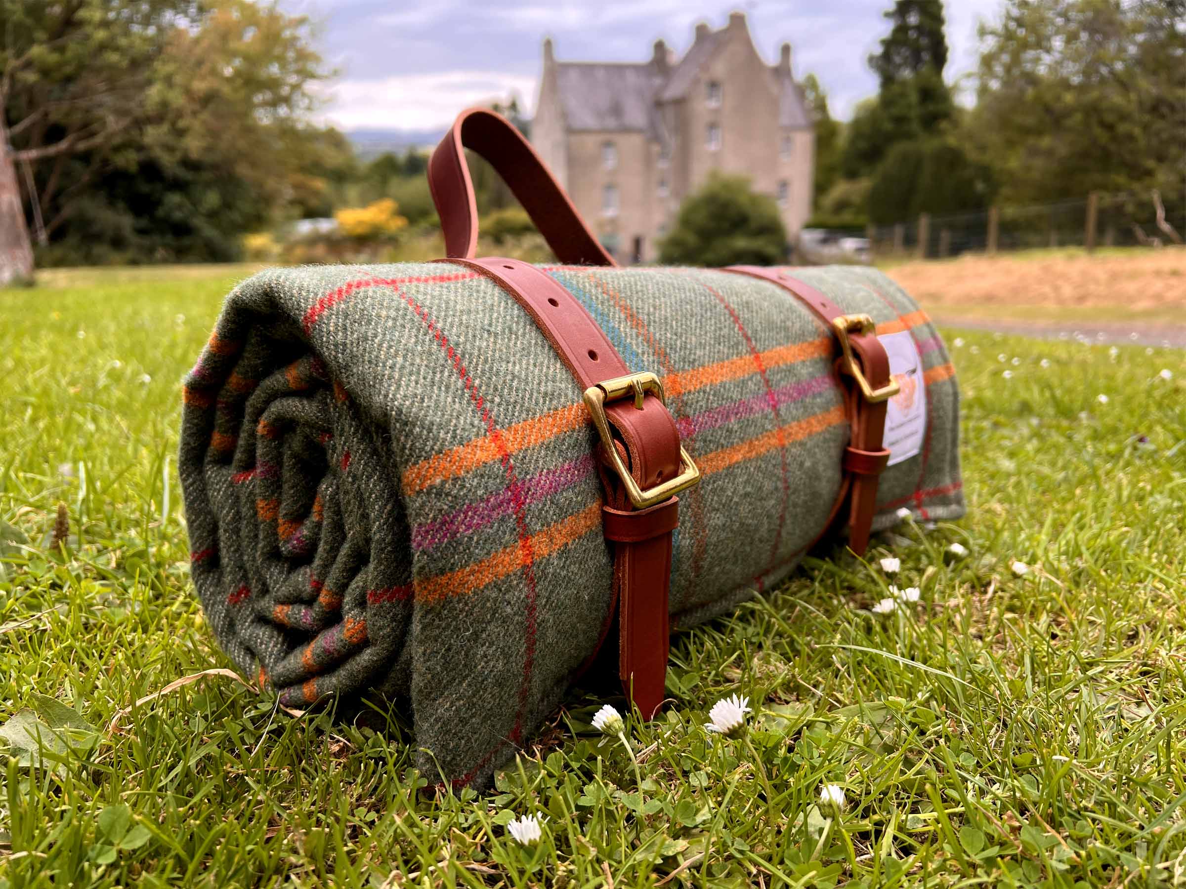 Neu: Schottische Tartan Picknickdecke Ailsa Craig von Kuuhi – leuchtende Tartanfarben in Grün, Rot und Orange auf 100 % Lammwolle