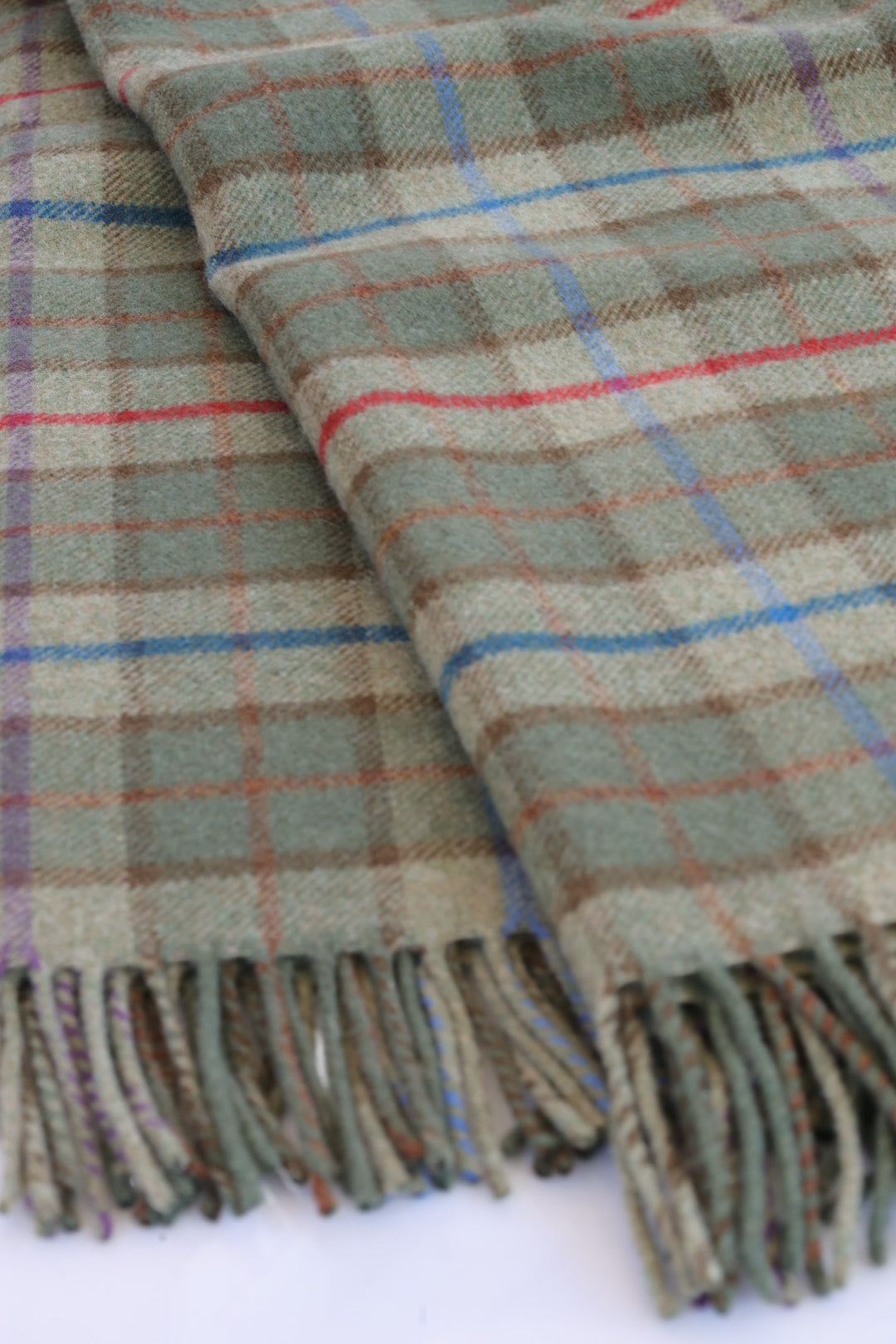 Schottische Lammwoll-Wolldecke Ben Nevis gefaltet – Tartan Karo in Grün mit kontrastierenden Rot und Blau Streifen