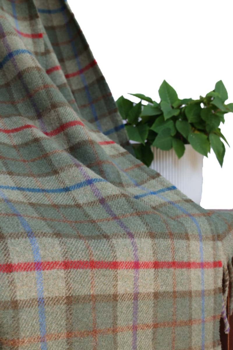 Schottische Lammwoll-Wolldecke Ben Nevis gefaltet – Tartan Karo in Grün mit kontrastierenden Streifen
