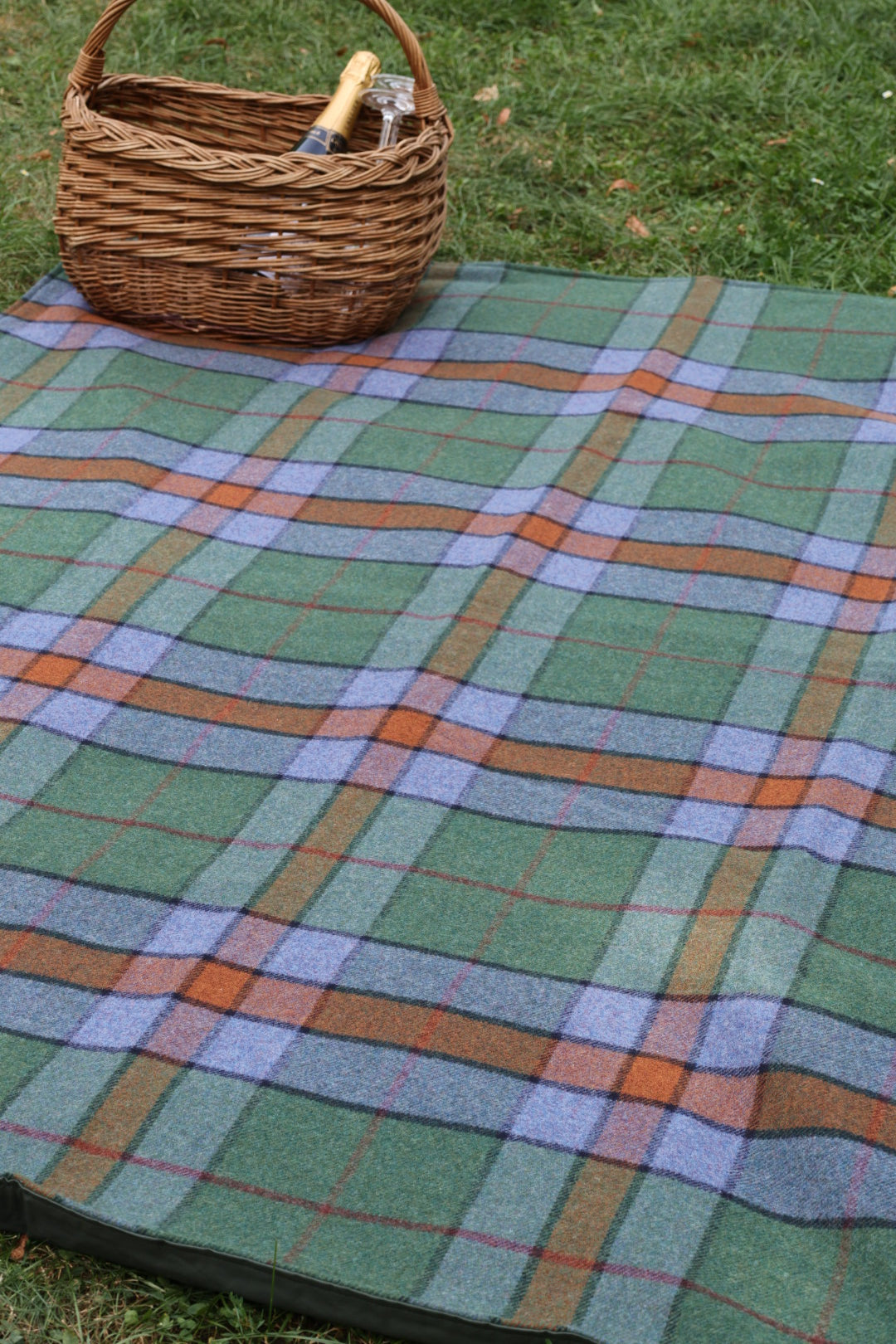 Schottische Tartan Picknickdecke Ben Oss — grünes Blockmuster mit Orange, Rot und Lila, 100 % Lammwolle, hergestellt in Schottland von Kuuhi