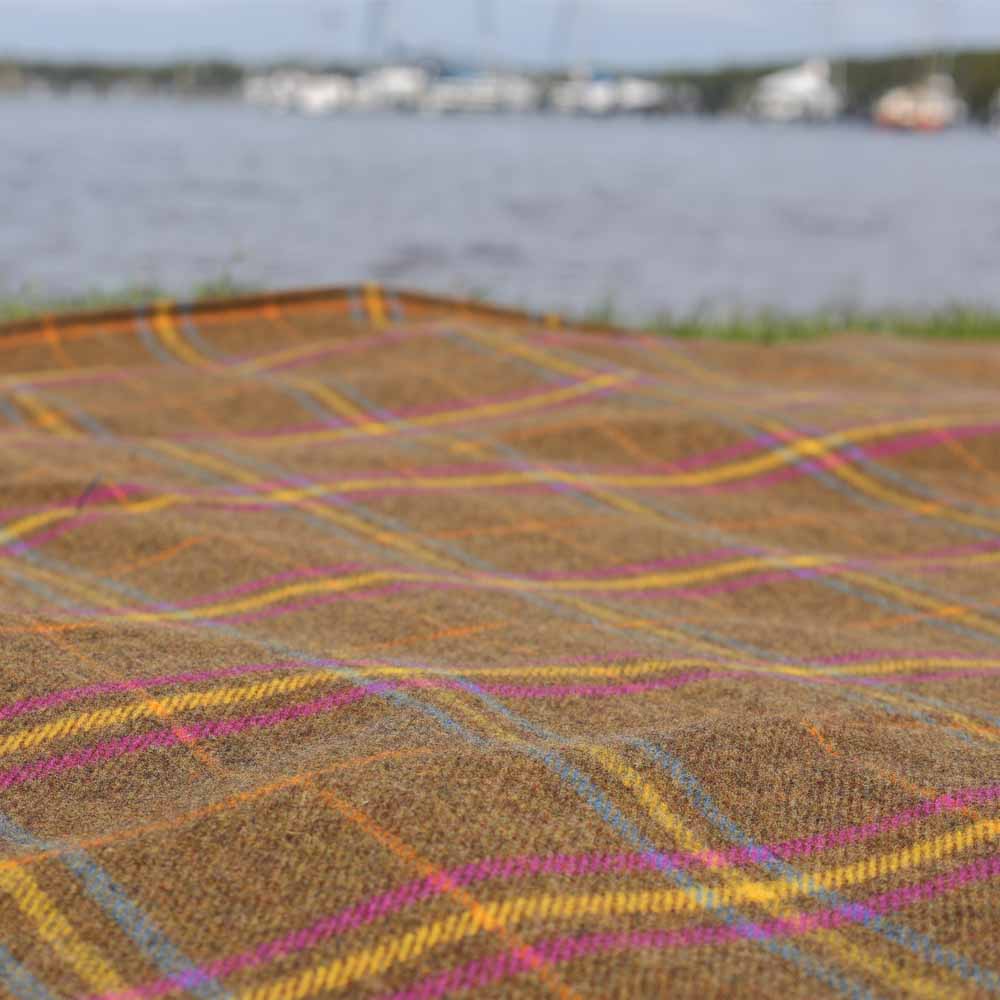 Schottische Tartan Picknickdecke Cairngorm — warmes Braun-Beige mit Pink-, Gelb- und Blaustreifen, 100 % Schurwolle, hergestellt in Schottland von Kuuhi