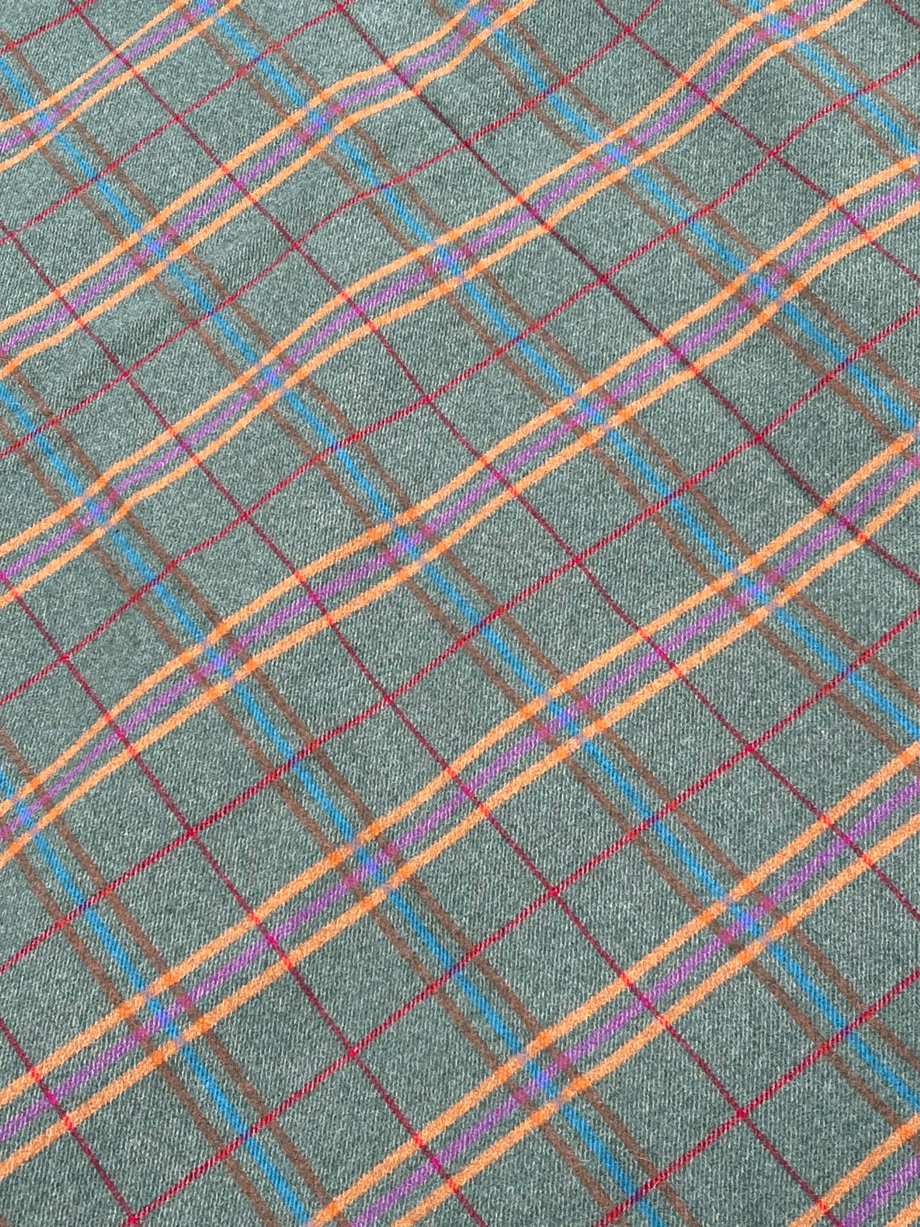 Schottische Tartan Wolldecke Ailsa Craig auf Sofa drapiert – 150 × 180 cm, Lammwolle mit Lavendelduft, Made in Scotland