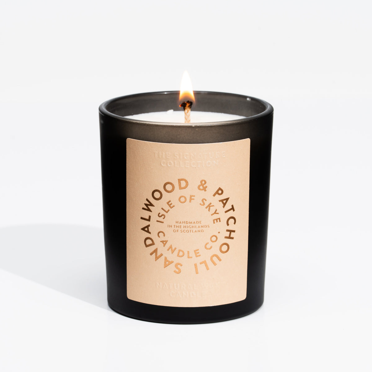 Isle of Skye Candles Sandalwood & Patchouli Duftkerze im schwarzen Tumbler – Stimmungsbild