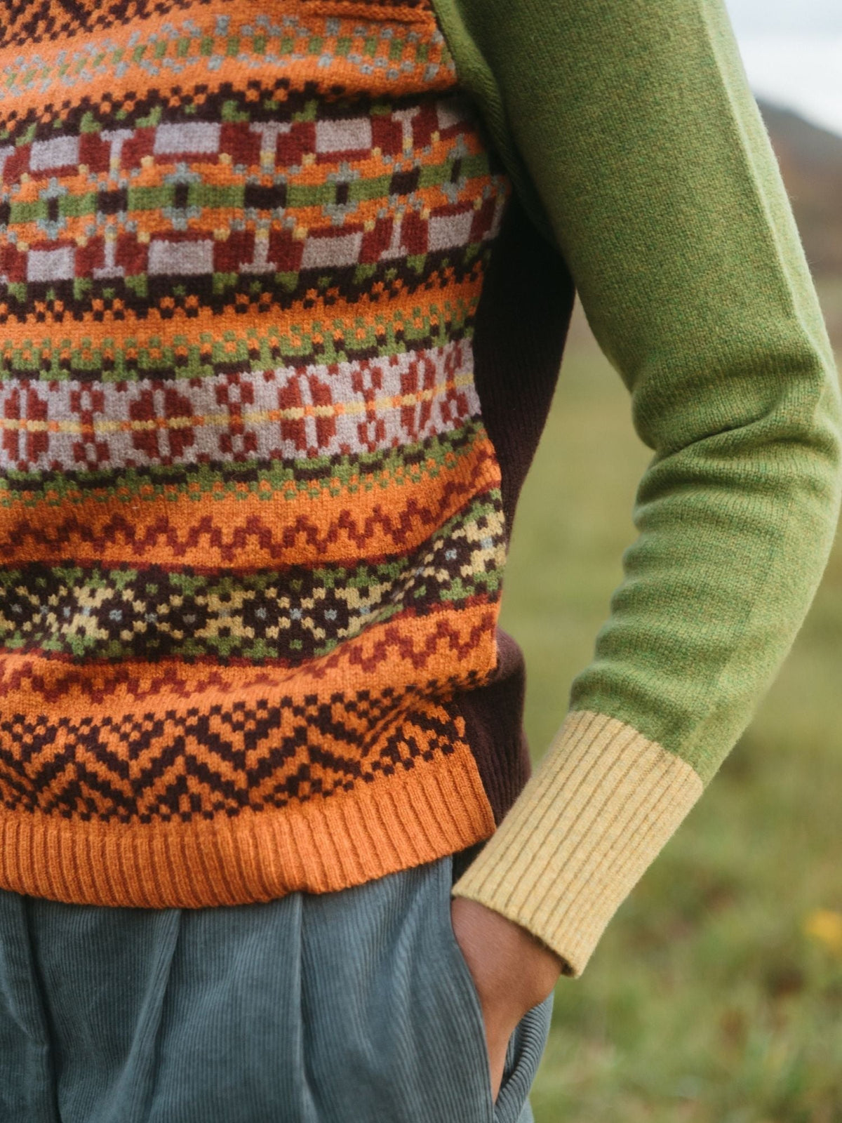 Eribé Stobo Graffiti Pullover Coorie — Nahaufnahme Fair-Isle-Muster in Grün und Orange
