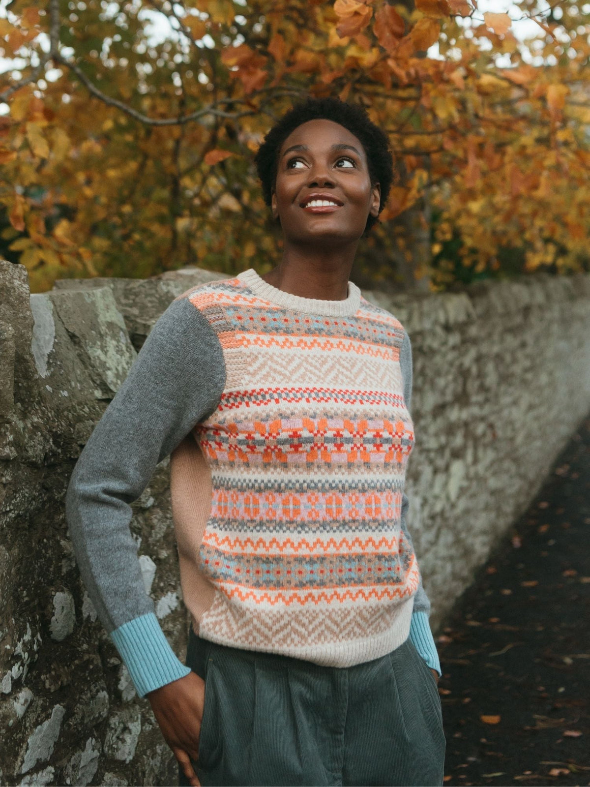 Eribé Stobo Graffiti Pullover Dapper Creme Beige getragen — wendbarer Fair-Isle-Pullover, Merino-Lammwolle