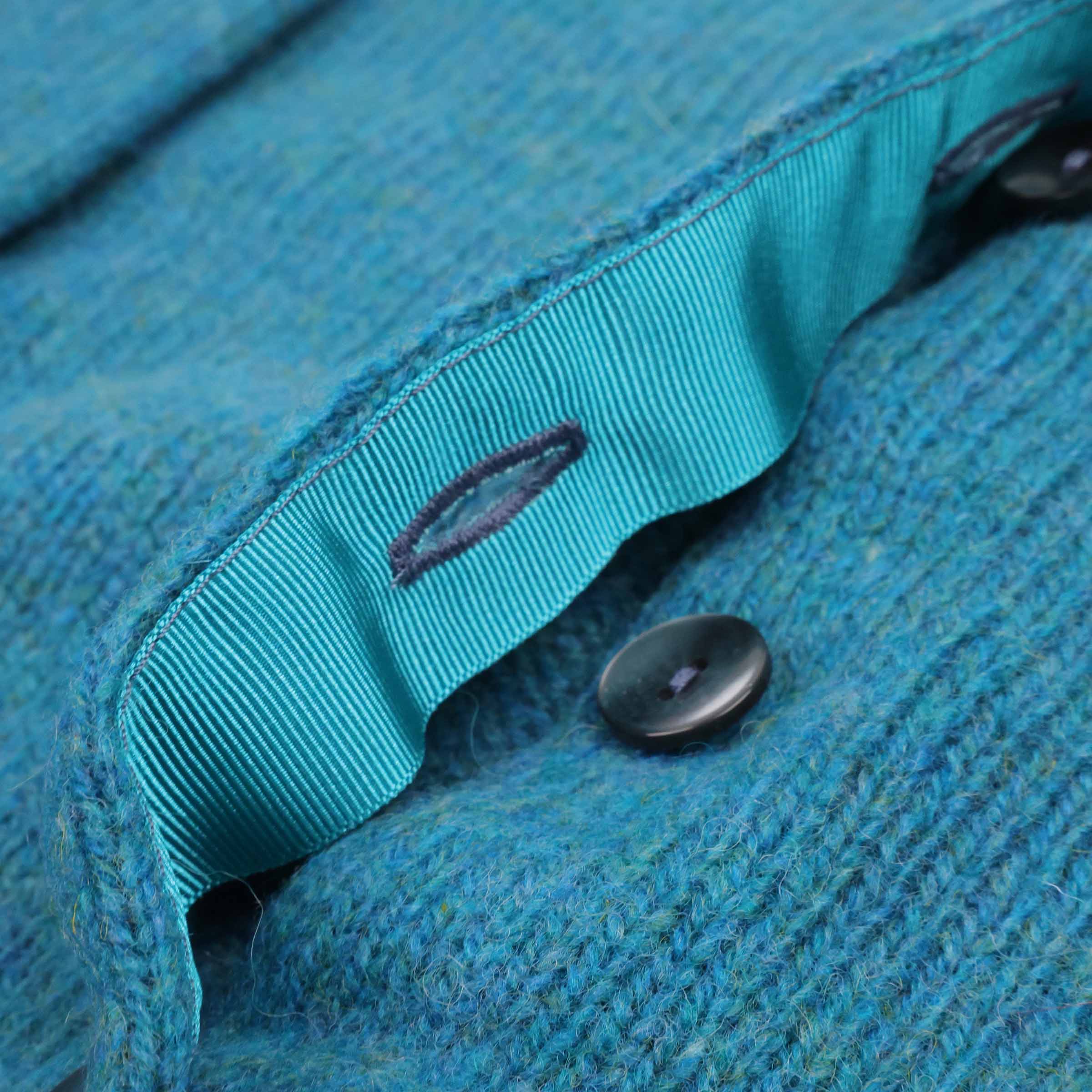 Harley of Scotland Damen Strickjacke Aqua Blau — Nahaufnahme der feinen Knoepfe auf Aquablau