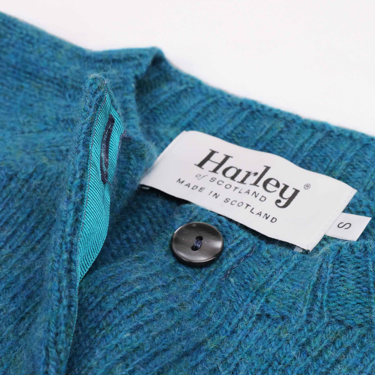 Harley of Scotland Damen Strickjacke Aqua Blau — Kragen und Knopfleiste, 2-faedig gestrickt in Peterhead