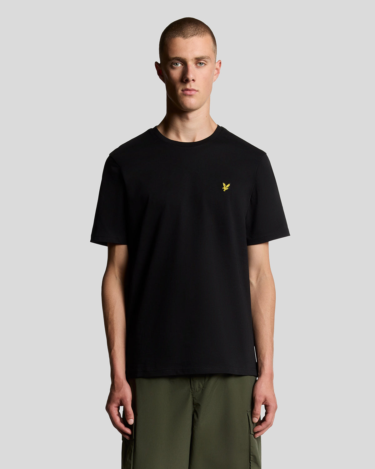 Lyle & Scott Herren T-Shirt Baumwolle Rundhals Jet Black — Regular Fit, goldene Adler-Stickerei, Made in Scotland