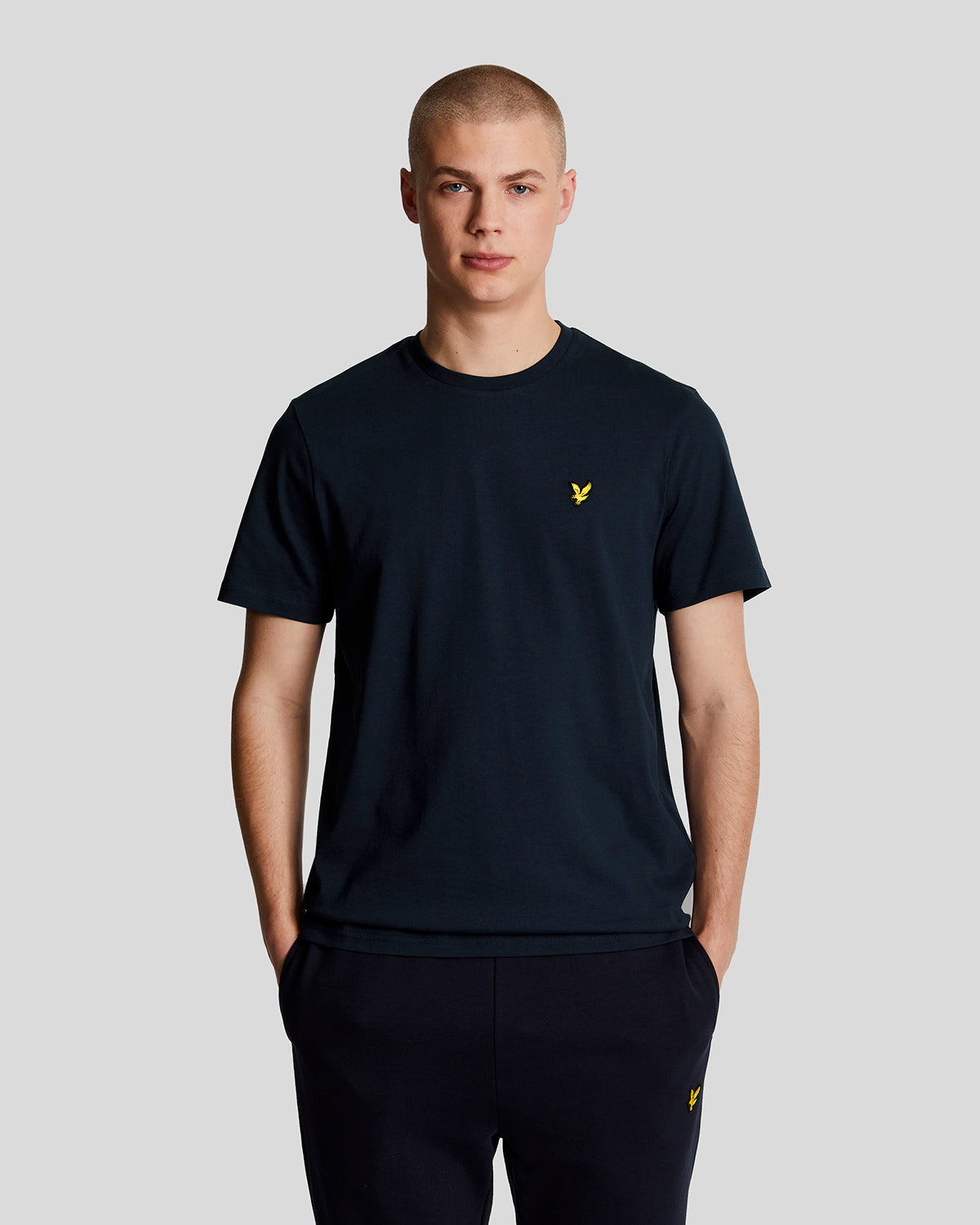 Lyle & Scott Herren T-Shirt Rundhals Navy — Regular Fit, goldene Adler-Stickerei, Made in Scotland