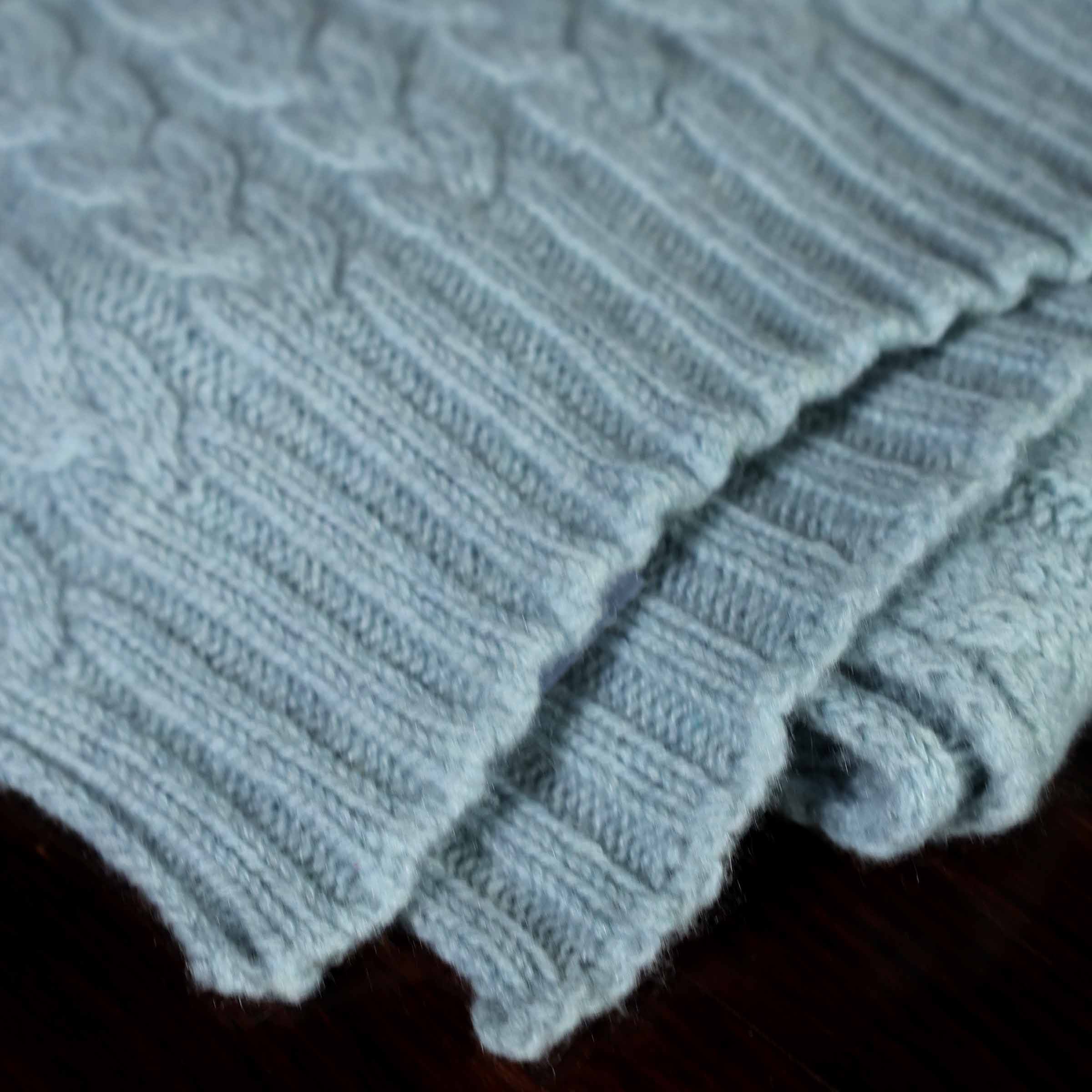 William Lockie Kaschmirschal Zopfmuster Silber Blau — Nahaufnahme, Made in Scotland seit 1874