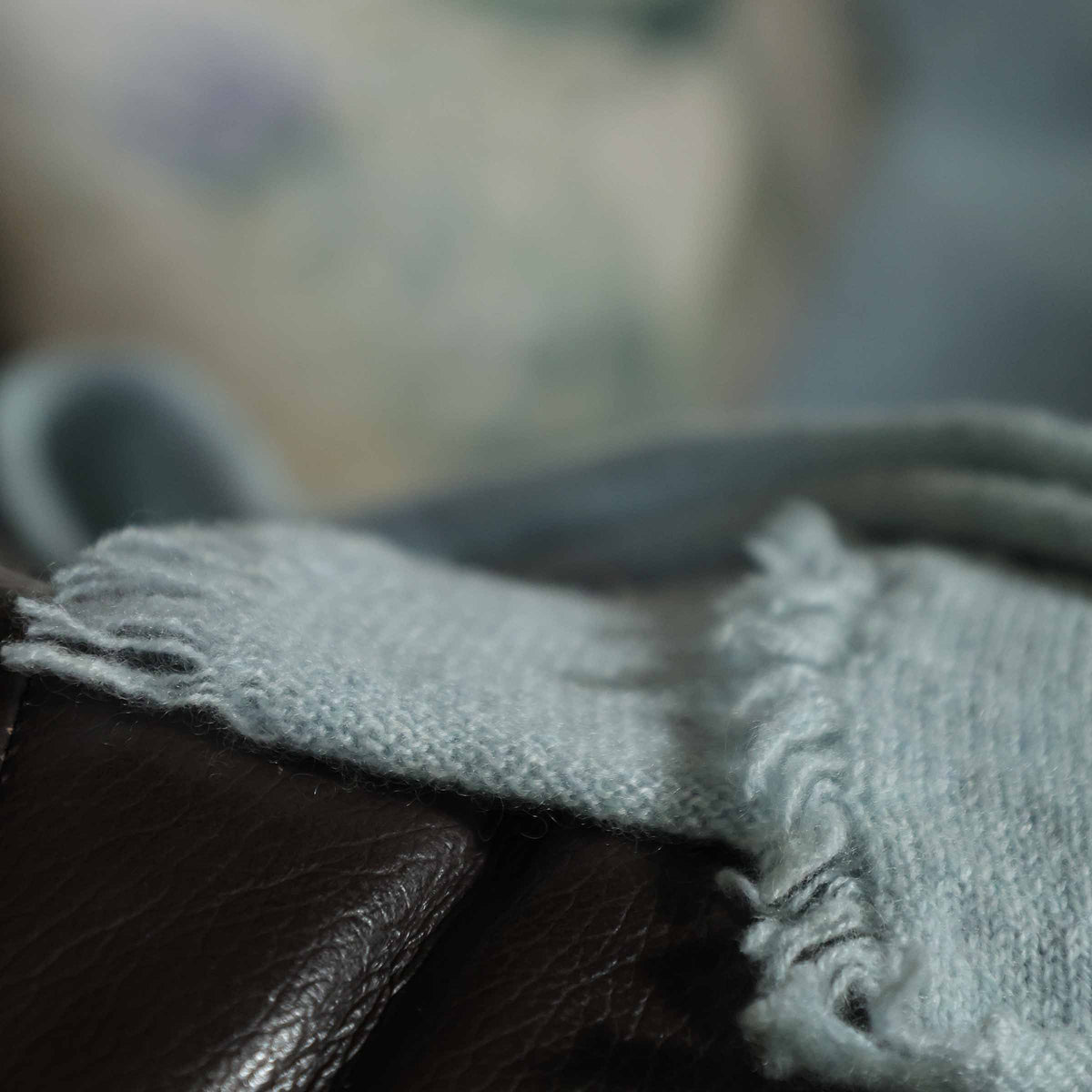 William Lockie Kaschmir Stola Silber Blau — Detailansicht der Fransen, Made in Scotland