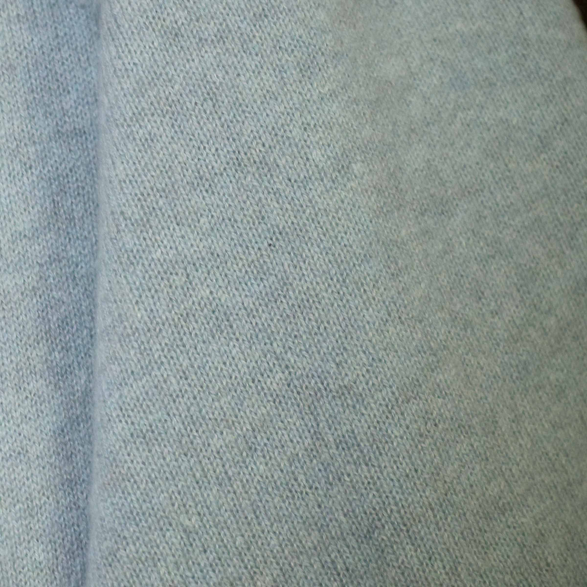 William Lockie Kaschmir Stola Silber Blau — Nahaufnahme der Strickstruktur, 100% Kaschmir aus Hawick